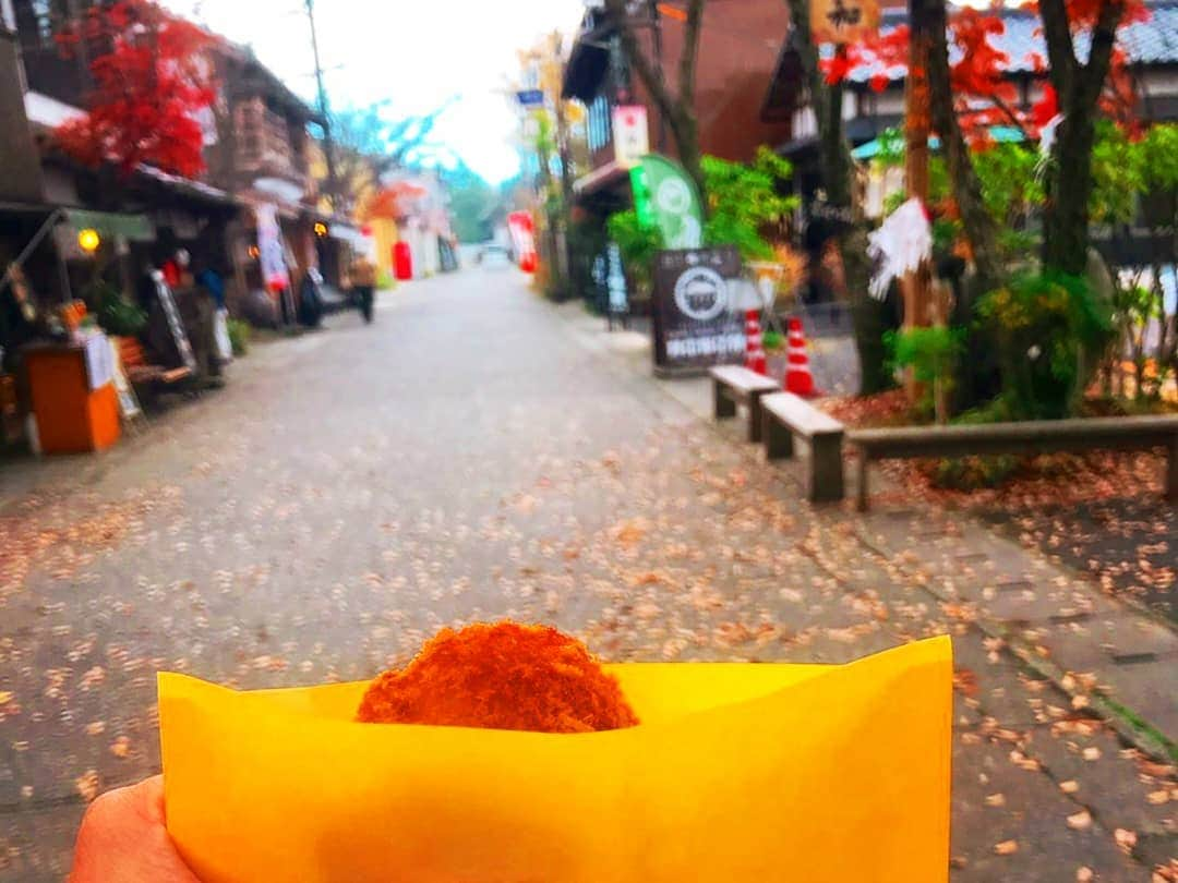 梁愛美さんのインスタグラム写真 - (梁愛美Instagram)「Aso shrine@Kumamoto,Japan🐻🐻🐻💭 ❥ ❥ 阿蘇神社⛩✨ ❥ ❥ 震災で崩れてしまった阿蘇神社は復旧工事真っ最中でしたぁ…。 ❥ ❥ #頑張ろう熊本 ❥ ❥ 写真2枚目は名物の馬肉×コロッケ=馬ロッケ🐴🐴🐴💕 ❥ ❥ おみくじは大吉でしたぁ✌️💮💯 ❥ ❥ #遠征 #熊本 #阿蘇 #阿蘇神社 #門前町商店街 #幸せの石 #御神水おみくじ #神社女子 #熊本名物 #熊本グルメ #くまモン #馬ロッケ #阿蘇とり宮 #インスタグルメアワード2019 #食べスタグラム #グルメ女子 #紅葉 #芸能人女子フットサル #フットサル女子 #kumamotojapan #kumamoto #kumamon #aso #asoshrine #shrine #omikuji #instagramjapan #팔로우 #먹스타그램」12月2日 21時11分 - aimipink