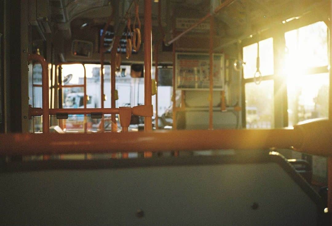 yukiのインスタグラム：「ㅤㅤㅤㅤㅤㅤㅤㅤㅤㅤㅤ  始発帰りのバスに朝日が差し込む #contaxt2  #portra400」