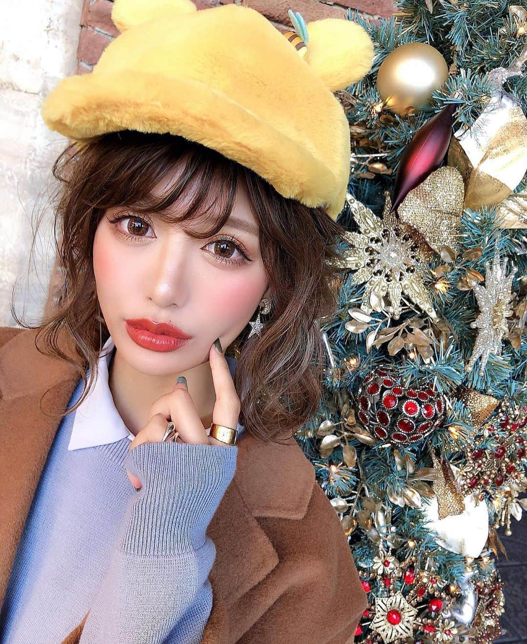 伊藤実祐さんのインスタグラム写真 - (伊藤実祐Instagram)「. . Xmas Disney sea. 🐠🎄💓🌋🌈❄️ . . 今回はプーさんになりました。🧸🍯🐝🧡 . 被りもんがめちゃくちゃ増えるw 誰かいる？（笑）♡⃛ . . ディズニー来て早々1番初めに " なに食べよう〜？ " から始まって のんびりカフェ感覚な人ここに💓🙋🏼‍♀️← . . 乗ったアトラクションは2つだけ🎪 . それでもさすが、夢と魔法の国！ 流れてくる音楽が、街並みが、雰囲気が、、 もぉ居るだけで楽しいねんから。🥳🥰🤗💘 . . 新しく出来たアトラクションのソアリン🕊♥︎ 平日でも3時間弱並んだけど、乗って正解🤤 . ユニバのハリーポッター × ミニオンって感じやけど 映像が鮮明やし、香りもあって、超超超感動した🥺💓 . 終わったあと、拍手が巻き起こったもんな👏🏻すばら。 . ぜひ、乗ってほしい←誰。w . . .  #ディズニーランド #ディズニーシー #disneysea #disneyland #disney #プーさん #プーさんコーデ #ディズニー #ディズニーコーデ #クリスマス #クリスマスプレゼント #クリスマスディズニー #クリスマスディズニーシー #クリスマスツリー #サンタコス #マツエク #メイク #アイメイク #カラコン #Nexter #ネクスター #Nextercreatist #TOKYOcreatist #伊藤実祐 #いとうみゆ #みゆちゃい . . こっちのお洋服専用アカウントもフォローしてね♥️ 【【 @miyu.61.dresser 】】 . #みゆ服 .」12月2日 21時05分 - miyu.61