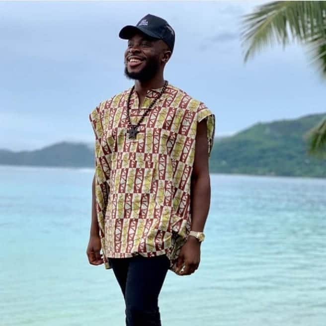 Fuse ODGのインスタグラム：「Happy Fuse ODG Day 🖤. It'll always be my mission to elevate my people in all that I do. Happy Birthday to my mother as well coz she the one who did the birthing  Have a drink for me wherever you are 🥂🥄..We celebrating today and this whole month lol..Thank you God for your blessings and guidance throughout my journey in life and music 🎶  Stream and watch my new single Lazy Day as my birthday present 🖤🔥🔥」