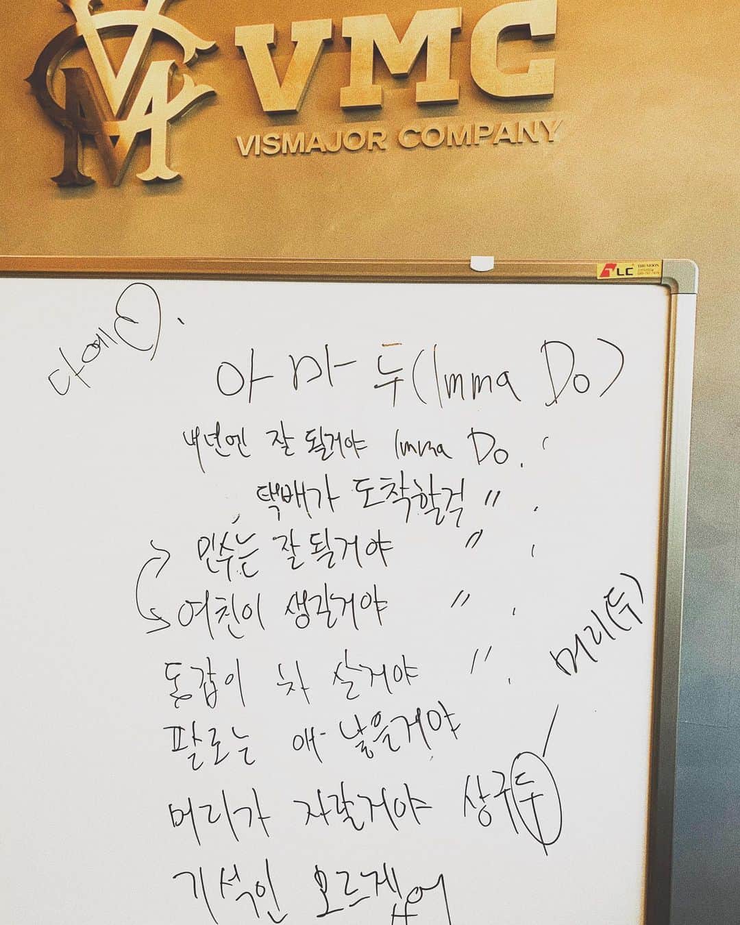 thequiettのインスタグラム：「🎄아마두🎄 내일 6시에 나옵니다!」