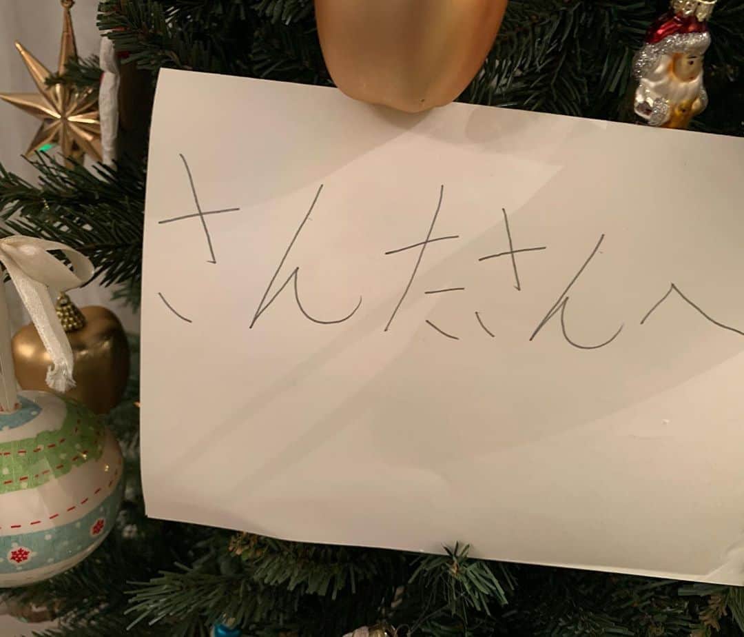 小倉優子さんのインスタグラム写真 - (小倉優子Instagram)「長男がサンタさんにお手紙を書いて ツリーに置いていました🌲 可愛いなぁとにやけてしまいました笑 まだまだ可愛い一年生✨✨ ゆっくり大人になってほしいです❗️❗️」12月2日 21時14分 - ogura_yuko_0826