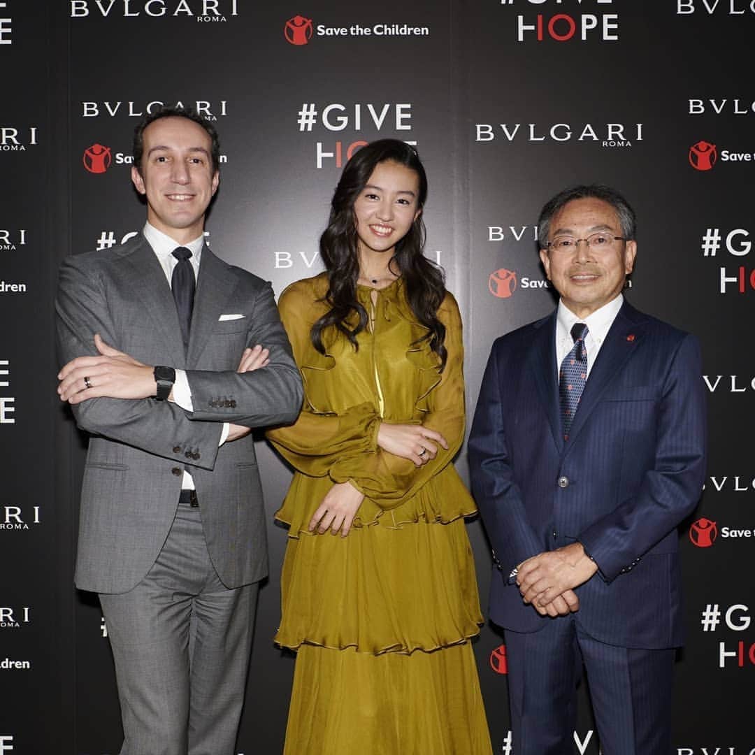 のインスタグラム：「Congratulations for the 10th year anniversary of the collaboration with @savethechildren !  One ring one dream.  @bulgariofficial @SaveTheChildren #GiveHopeq #10Years #SaveTheChildren」