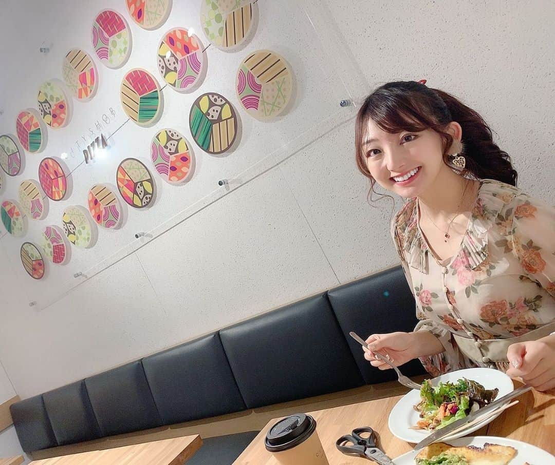 のインスタグラム：「初めての#cityshoppizza 🍕❣️﻿ ももちゃん(@momochadayo )と展示会のあと行ったよ〜﻿ ももちゃんおすすめシティーショップシリーズ、野菜中心で健康的！気に入ってしまった🥰﻿ ランチだとコーヒー紅茶お代わりできるしまた行こ〜っと💃🌟﻿ ﻿ ﻿ #cityshop ﻿ #シティーショップ ﻿ #シティーショップピザ ﻿ #シティーショップ渋谷キャスト ﻿ #渋谷ランチ ﻿ #lunchi ﻿ #渋谷キャスト ﻿ #shibuyacast ﻿ #ヘルシー #ヘルシーランチ」