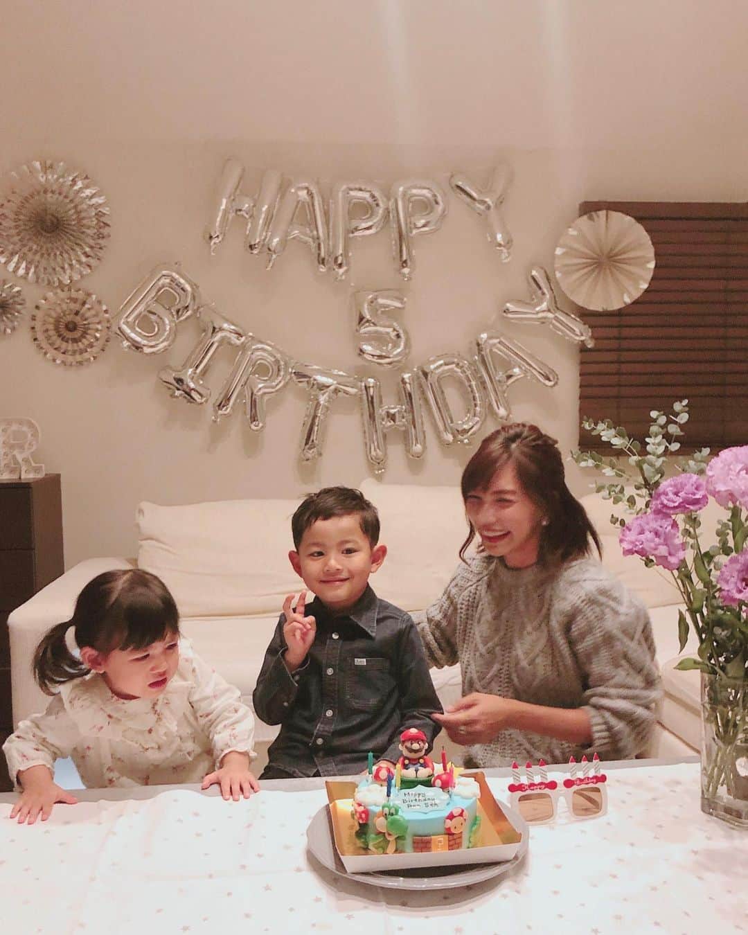 黒宮ニイナのインスタグラム：「12月3日で5歳になる愛息子💙 昨日は義両親もお招きして、我が家でお誕生日会をしました🎂🎊✨ 本当におめでとう🎉💕もう5歳だなんて信じられない😂 だんだんと話し方や行動が男の子らしくなってきて、パパとタッグを組んでママの話を聞かないときもありますがそれでも長男だからかまだまだ甘えん坊さん🥺 私のお手伝いしてくれたり、娘と一緒に遊んでくれて面倒みてくれたりと色々助かるところもたくさんあって頼りになるお兄ちゃんです😍👏 これからも元気いっぱいで、人の気持ちが分かる思いやりのある男の子に育ってほしいなぁ❣️ #5歳誕生日 #誕生日会 #ハッピーバースデー #誕生日パーティー #バースデーパーティー #おうちスタジオ #5歳男の子 #愛息子 #12月生まれ #やんちゃボーイ #3歳差兄妹 #5yearsold」