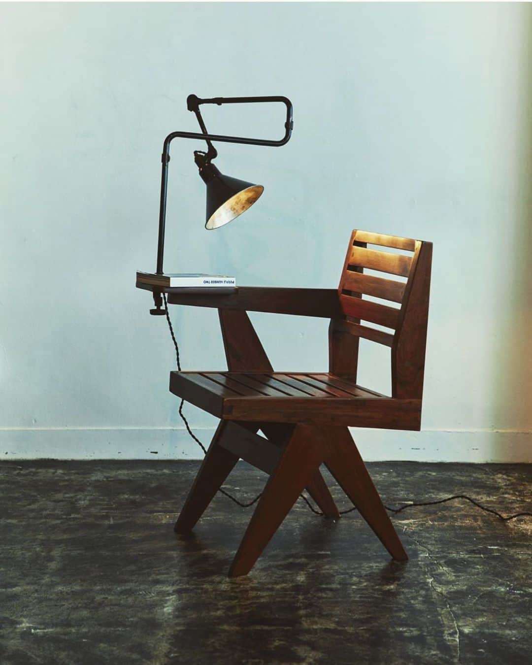 長山一樹のインスタグラム：「#仕事しない部屋 #pierrejeanneret  #lampegras」