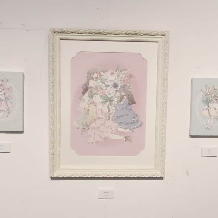 今井キラのインスタグラム：「パラボリカ・ビスでの個展NOTE終了しました。たくさんの方に足を運んでいただきありがとうございました💐 この場所で展示をすると気持ちが初心に帰る気がします。 こんな風に作品を見て頂ける機会をこれからも大切にしていきたいです。」