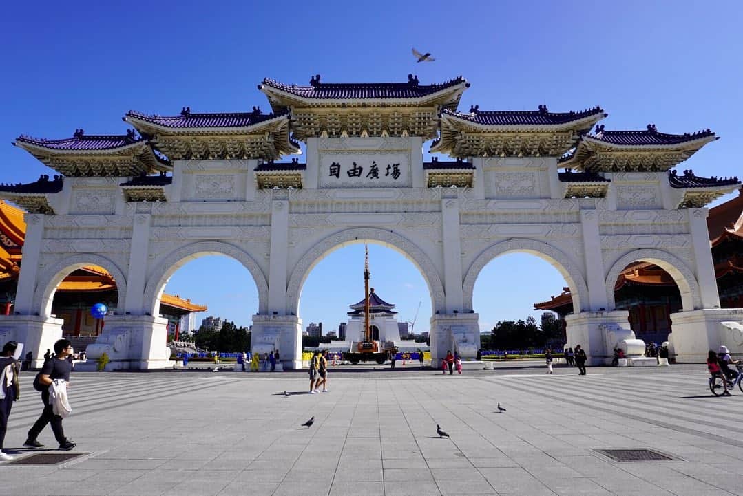 小嶋晶子のインスタグラム：「Memories of Taiwan trip.(Part.3)🇹🇼 I also saw the statue of Chiang Kai-shek and Sun Yat-sen. I learned about them from my history textbook. #taiwan #sunyat-senmemorialhall #chiangkai-shekmemorialhall #台湾 #国立国父紀念館 #孫文 #中正紀念堂 #蒋介石 #🇹🇼」