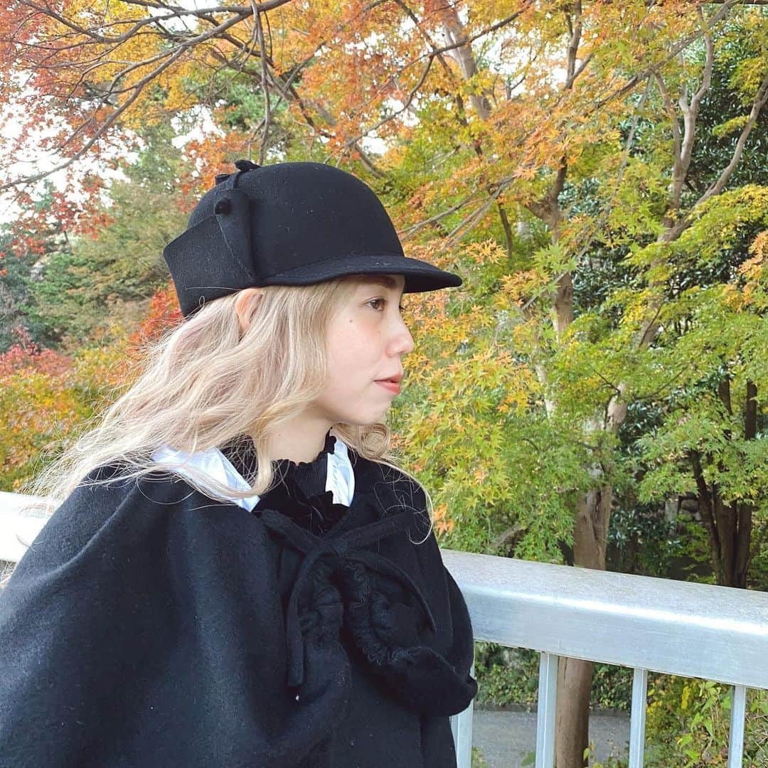 佐々木茜さんのインスタグラム写真 - (佐々木茜Instagram)「. . 最近は @madder_madder SKIP COAT のブラックに @_iki.official_ で購入した帽子の合わせにハマってます🌕 中も白か黒合わせでモノトーン！ 探偵みたいで気に入ってる 🕵️‍♀️🕵️‍♀️🕵️‍♀️ 今日のライブ配信見てくださった方ありがとうございました🌕 明日の21時頃まではアーカイブから見れます🌕」12月2日 21時26分 - akane_madder2