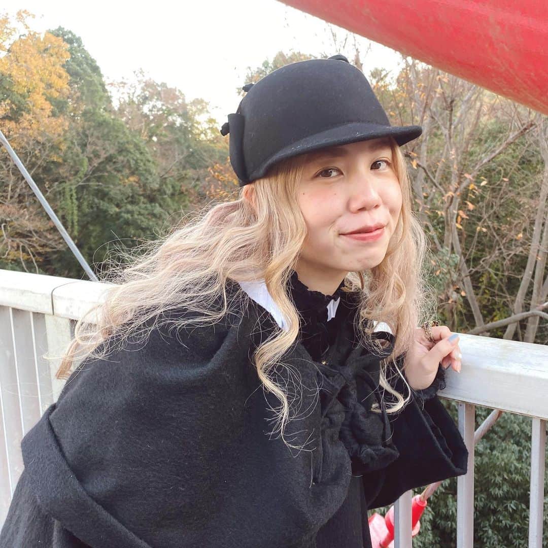 のインスタグラム：「. . 最近は @madder_madder SKIP COAT のブラックに @_iki.official_ で購入した帽子の合わせにハマってます🌕 中も白か黒合わせでモノトーン！ 探偵みたいで気に入ってる 🕵️‍♀️🕵️‍♀️🕵️‍♀️ 今日のライブ配信見てくださった方ありがとうございました🌕 明日の21時頃まではアーカイブから見れます🌕」