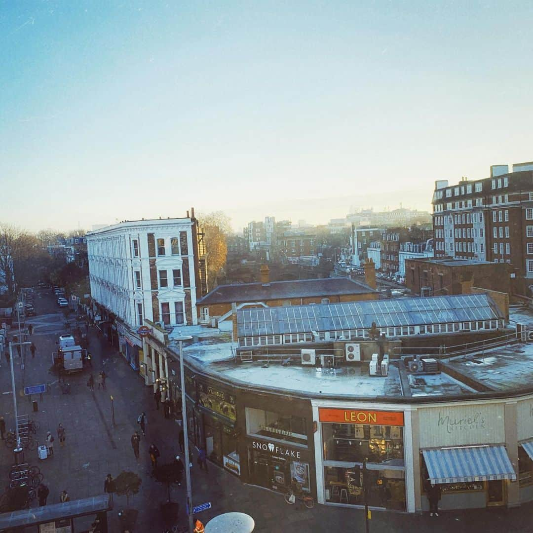 AMIさんのインスタグラム写真 - (AMIInstagram)「Hello LONDON🌹❤️ 昨日からロンドンに来ています。 嬉しいな。 今年最後の海外はロンドンかな 楽しみます✌️ #LONDON #amiayatrip」12月2日 21時37分 - amixxamiaya