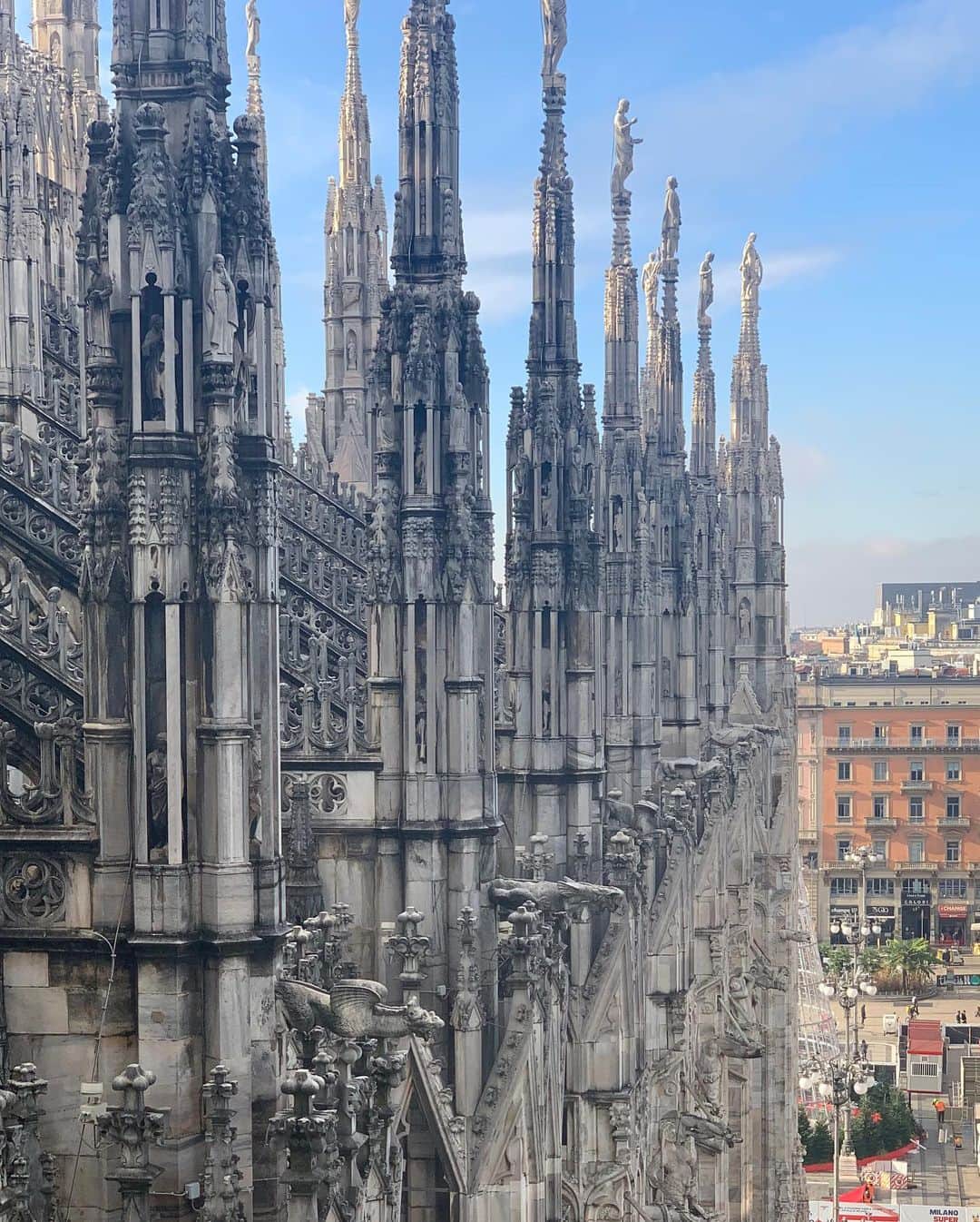 ひこ乃さんのインスタグラム写真 - (ひこ乃Instagram)「🇮🇹イタリア ミラノ𓂃⠀ ⠀ 今回初めてのヨーロッパ、イタリアに来ました！✈️ まずはミラノにある大聖堂、ドゥオーモへ！ もう、圧巻でしかないの一言！！！⠀ 400年かけて作られたそう🏰 凄すぎる〜！！ ⠀ #ミラノ#ドゥオーモ#イタリア#イタリア旅行#ヨーロッパ#ヨーロッパ周遊#tabijyo#Milano#duomo#duomodimilano#italy#Europa#italy🇮🇹」12月2日 21時31分 - hikono0909