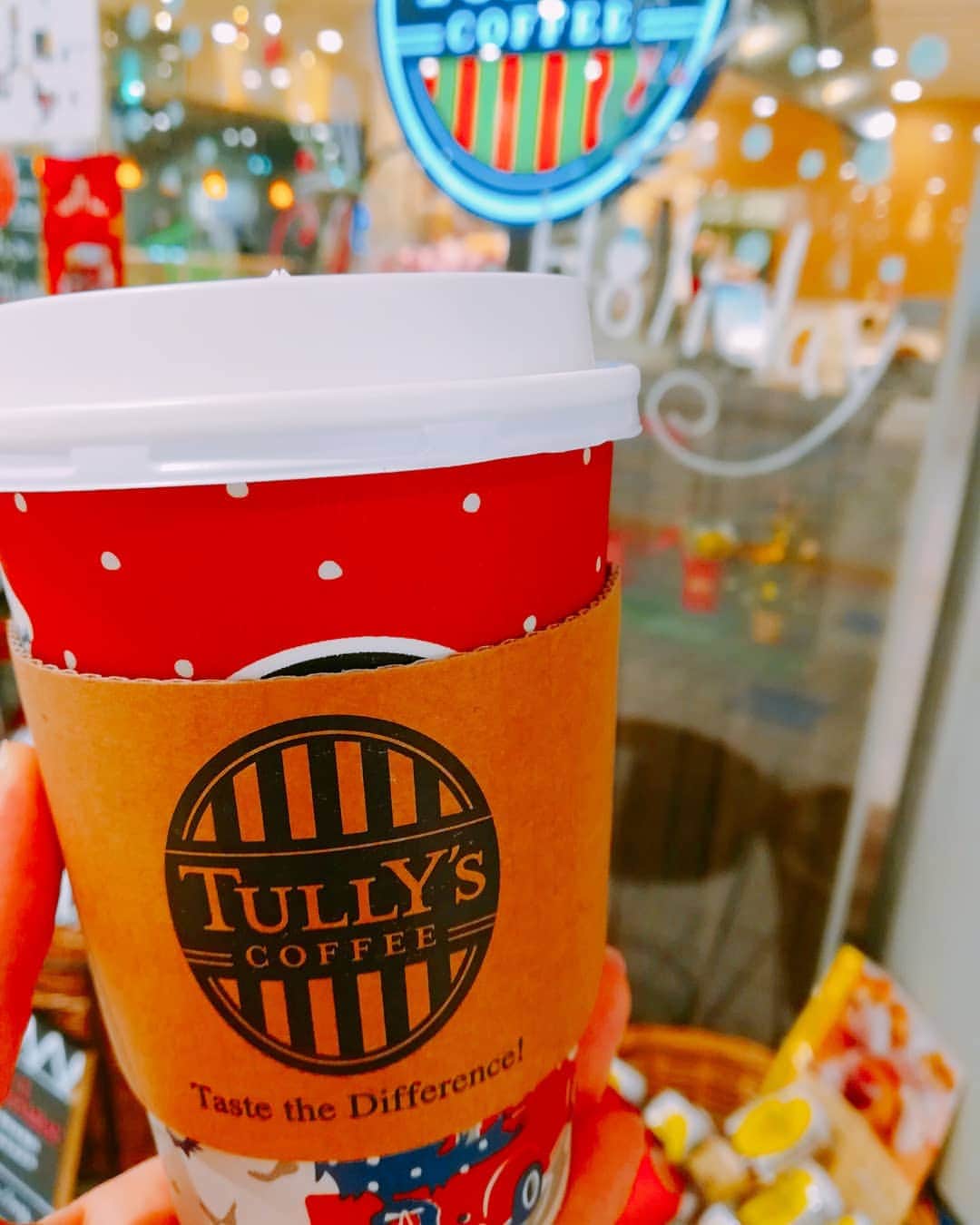 のインスタグラム：「最近の出社前の楽しみ☺️ きょうは新商品のストロベリーマスカルポーネミルクティーを🍓 苺のショートケーキみたいな味です。甘いもの好きにはたまらない😋  さて、これから出番です📺 TBS NEWSはTBSテレビの地上波、BS -TBS、CS、Yahoo!ニュース動画でご覧いただけます🍀 📺 📺 📺 #タリーズ #tullys #新商品 #ストロベリーマスカルポーネミルクティー #ショートケーキ みたい #仕事前」