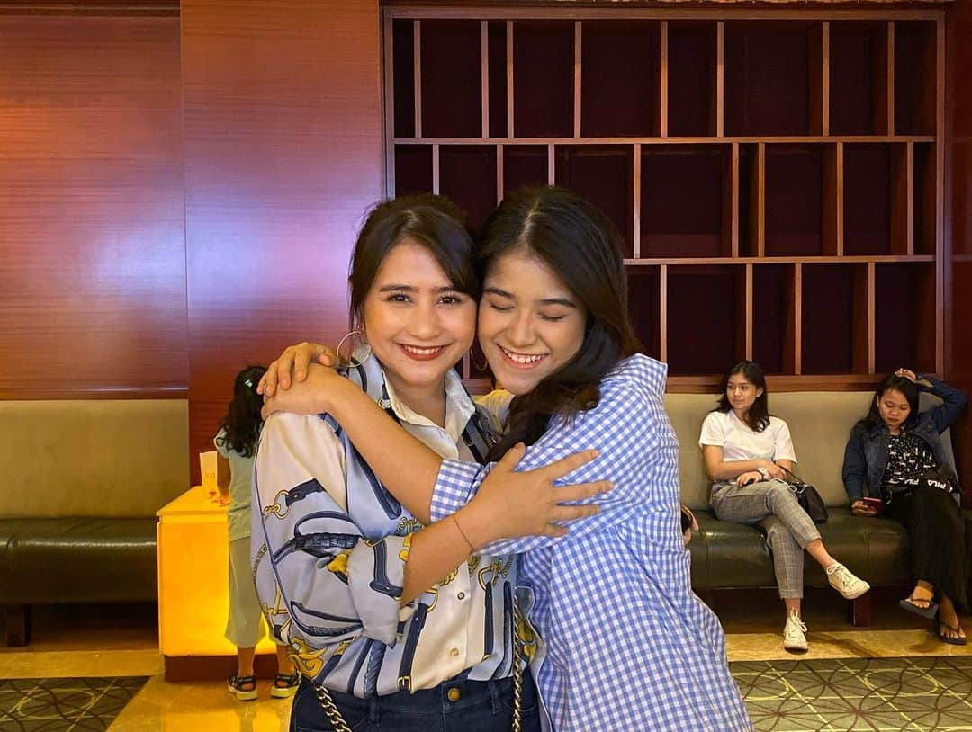 Prilly Latuconsinaさんのインスタグラム写真 - (Prilly LatuconsinaInstagram)「kebahagiaanku hari ini! ketemu sama temen-temen yang selalu bikin ketawa! nonton Frozen 2 special satu studio bareng @disneyindonesia @cinema.21 ahh senangnyaaa! love you all ♥️🦋」12月2日 21時33分 - prillylatuconsina96