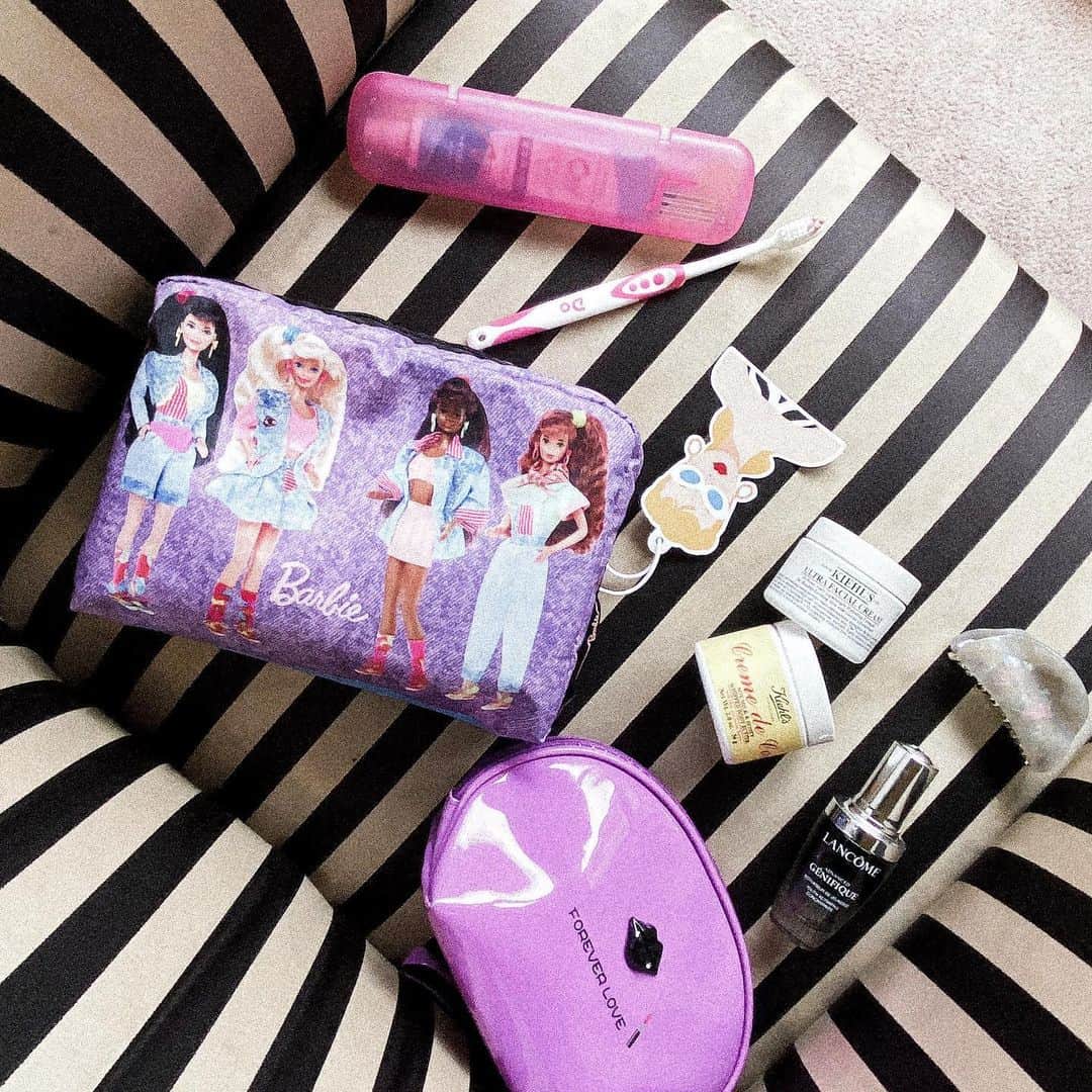 junko onagi ／小梛準子さんのインスタグラム写真 - (junko onagi ／小梛準子Instagram)「ㅤㅤㅤㅤㅤㅤㅤㅤㅤ 💜🖤💜🖤 ㅤㅤㅤㅤㅤㅤㅤㅤㅤ  1泊2日で家族での温泉旅行😌❤︎ 本当に楽しかったなぁ💓  たくさん写真撮ったので、ストーリーに続き 明日からまた投稿もしていきますね❣️ ㅤㅤㅤㅤㅤㅤㅤㅤㅤ 旅行セットが気付いたら好きな色味で可愛かったので📷!! バービー世代にはたまらないデザインに きゅんきゅん👯‍♀️👠💜🖤 ㅤㅤㅤㅤㅤㅤㅤㅤㅤ  #レスポートサック #lesportsac #バービー #Barbie #Barbiexlespoptsac #barbiedoll #旅行セット #全部入ってる笑 #中身漏れるの嫌だからジップロックにいれてるリアル感笑」12月2日 21時46分 - jnco0417