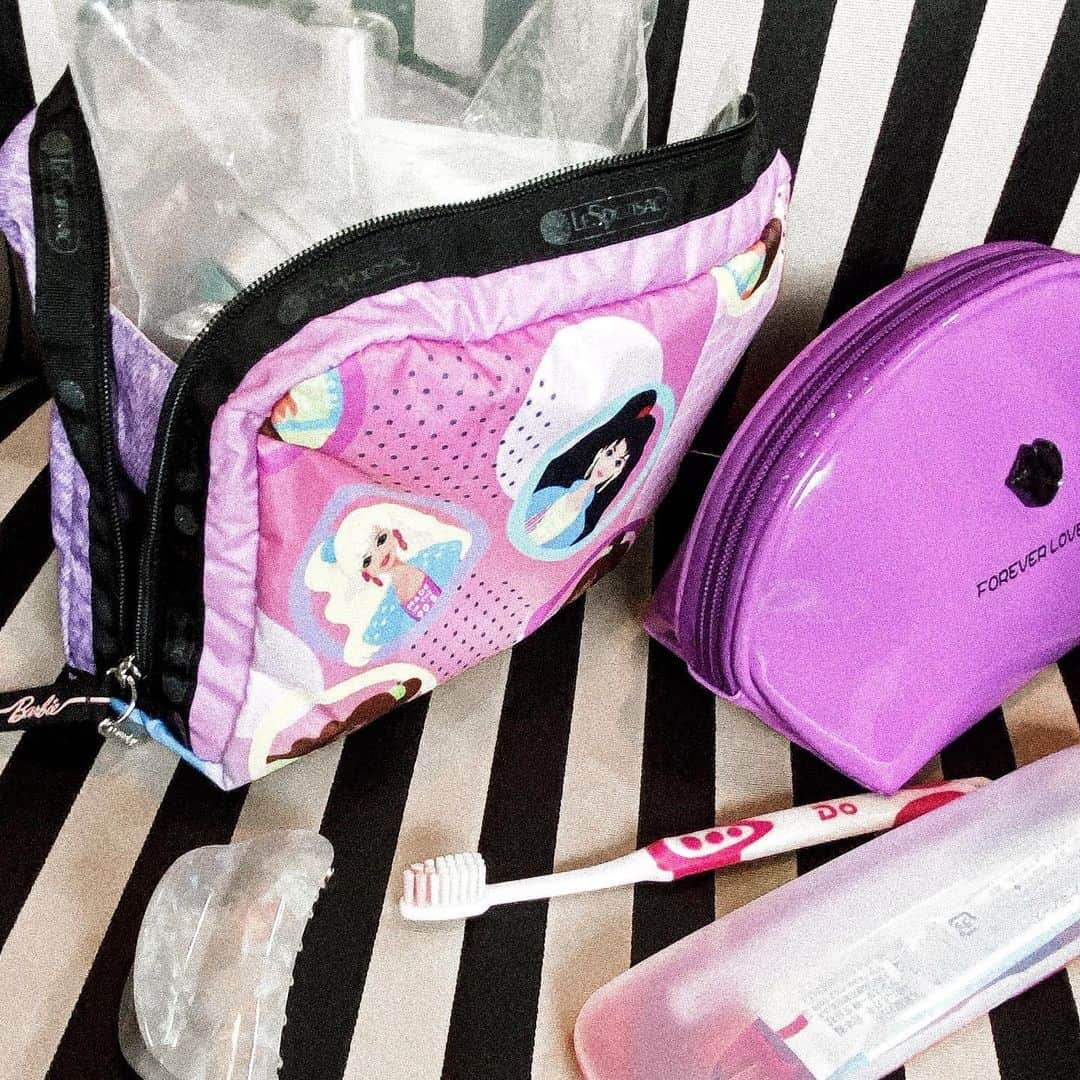 junko onagi ／小梛準子さんのインスタグラム写真 - (junko onagi ／小梛準子Instagram)「ㅤㅤㅤㅤㅤㅤㅤㅤㅤ 💜🖤💜🖤 ㅤㅤㅤㅤㅤㅤㅤㅤㅤ  1泊2日で家族での温泉旅行😌❤︎ 本当に楽しかったなぁ💓  たくさん写真撮ったので、ストーリーに続き 明日からまた投稿もしていきますね❣️ ㅤㅤㅤㅤㅤㅤㅤㅤㅤ 旅行セットが気付いたら好きな色味で可愛かったので📷!! バービー世代にはたまらないデザインに きゅんきゅん👯‍♀️👠💜🖤 ㅤㅤㅤㅤㅤㅤㅤㅤㅤ  #レスポートサック #lesportsac #バービー #Barbie #Barbiexlespoptsac #barbiedoll #旅行セット #全部入ってる笑 #中身漏れるの嫌だからジップロックにいれてるリアル感笑」12月2日 21時46分 - jnco0417