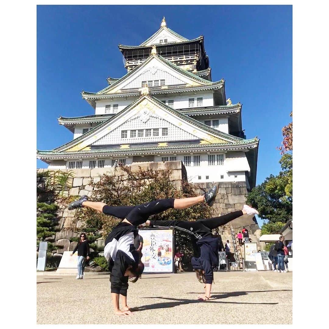 岡部紗季子さんのインスタグラム写真 - (岡部紗季子Instagram)「“ #gymnastics #handstand #handstandsplit #yoga #movement #倒立女子 #体操 #大阪城 #🤸🏽‍♀️ . . . #逆立ち女子 まやちゃんと🤪♥️」12月2日 21時46分 - sakiko_okabe516