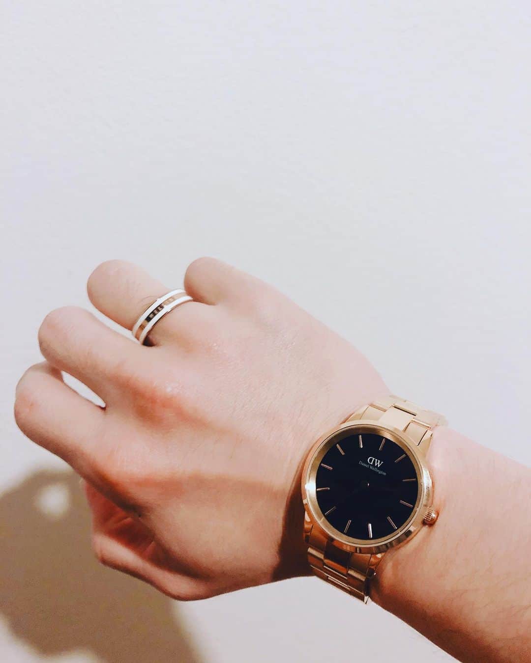 米原幸佑さんのインスタグラム写真 - (米原幸佑Instagram)「またまたDWさんから新作届きました^_^ ゴールドの時計とシンプルかつオリエンタルな指輪！ しかもまたまた米原クーポン作って頂きました！ 感謝🙇‍♂️ 明日はちゃんとこのデザインに合うコーデでの写真も撮りますね^_^ なんか大人やなぁ。 指輪ってつける指で色々意味合いがあるんだよね？ 僕は基本右の人差指やけど このデザインは右薬指に合う気がする。 【クーポンコード、公式サイトURL、ハッシュタグ】 ・15％OFFクーポンコード：kosk02（2020/1/20まで有効、DW公式直営店舗とオンラインショップにて使用可能） ・https://www.danielwellington.com/jp ・< #ダニエルウェリントン ＠Daniel Wellington>」12月2日 21時45分 - kosk0313