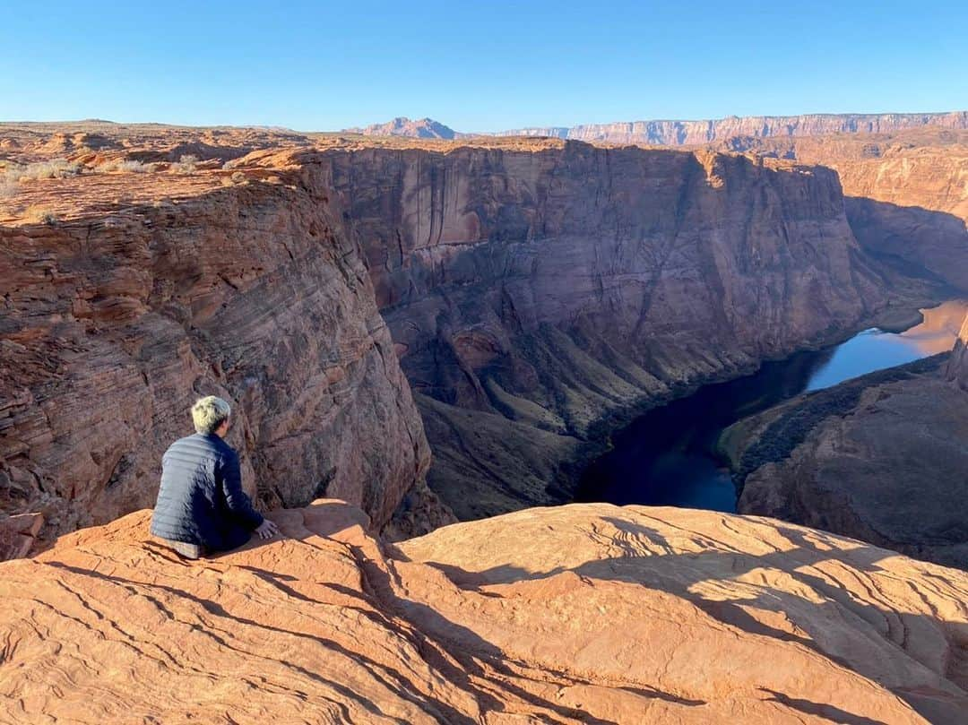 リクヲのインスタグラム：「ご無沙汰です！！ 旅から帰ってきました！  自分を見つめ直す為に行ってきました。見るもの全てが初めてで、壮大で、自分の小ささを思い知りました。  やりたい事を沢山見つける事が出来た、いい旅になりました！！ 時間をくれた皆さんと、何よりメンバーに感謝です。  PS. 4枚目の写真は時差ボケとワクワクのあまり、KFCのレジ前で貧血を起こし、尻餅をついた後の僕です。」