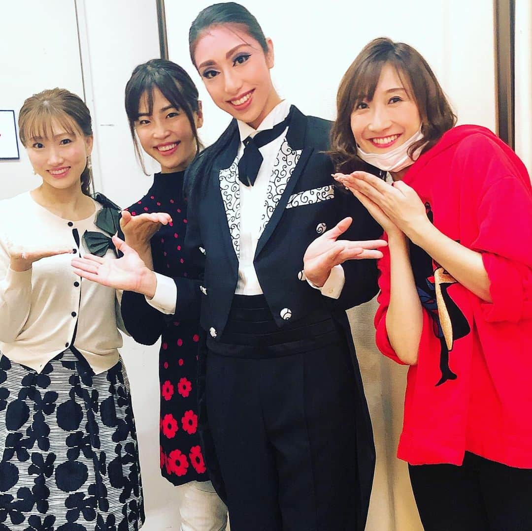 結乃かなりさんのインスタグラム写真 - (結乃かなりInstagram)「お仕事でも、プライベートでも仲良しな大好きな人達と❤️ ・ ・ バレエの指導をさせて頂いているお教室の発表会でした🙌 みのりちゃん(#凰いぶき )はゲスト出演でした🎶めちゃくちゃカッコよかった〜😍 ・ ・ #発表会#お手伝い#ダンス#バレエ#ミュージカル#宝塚#宝塚受験#雪組#宙組#男役#娘役#dance#ballet#musical#亜聖樹#夢乃花舞#結乃かなり」12月2日 21時39分 - kanariyuino