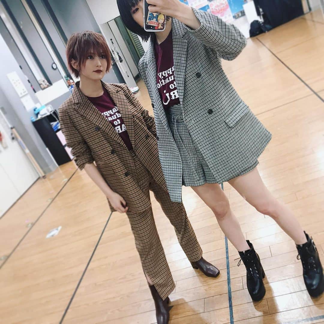 三田麻央のインスタグラム：「セットアップであわせました😭 Tシャツはなる卒業スペシャルT😃💥 #ヴァタ子」