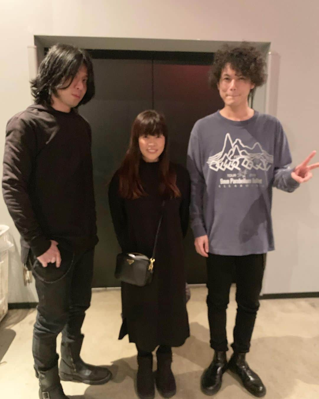 イズミカワソラのインスタグラム：「先日、9mm Parabellum Bullet のワンマンライブを見に行きました。 ・ ・ UNISONトリビュートの時に菅原さんとご挨拶して、是非今度ライブに！と言っていただいたので、改めて 9mm の音楽とライブを堪能してきました！ ・ ・ めちゃめちゃカッコ良かったです！ ・ ・ トリプルギターはめっちゃ迫力でした！ ・ ・  素敵なライブをありがとうございました！ ・ ・ お2人とも背が高いので、身長差が(^_^;) 大人と子供みたいになってる。。(^_^;)」