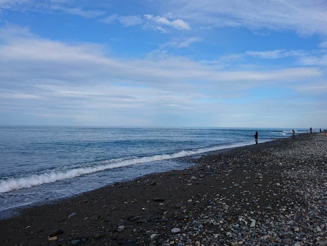 関陽樹さんのインスタグラム写真 - (関陽樹Instagram)「天気に恵まれたので日本海へ繰り出す休暇です。海の解放感はたまりません。 最初はブリやサワラJrを狙うも、全く当たりもなく、アジ狙いへシフト。 行った先の海水温が高かったのか、冬を迎えたこの時期に豆アジが釣れていました。 ポイントを少し変えると、良型アジが次々と釣れる釣れる。ここだけまだ、秋が残っているようでした。 スーパーで売っているサイズは、秋には比較的簡単に釣れるのです。 持ち帰ったアジは、母の手料理で塩焼きと竜田揚げ(？)となりました。 アジは名前の通り、食べて味がよく、釣って引き味も良いパーフェクトな魚ですね。 昔は釣りに行っても釣れないことの方が多かったのですが、ようやく家族の晩ごはんのおかずを釣るくらいの腕はついてきたようです。 #アジング  #ライトルアー  #ルアーフィッシング  #海釣り  #釣り好きな人と繋がりたい #日本海  #シラスパターン か？  #休暇  #帰省  #母の手料理  #晩ごはんのおかず  #アジ  #アジはもっと評価されるべき  #Mスポ  は  #三上彩奈  #アナウンサー  にお任せ」12月2日 21時41分 - seki_haruki1986
