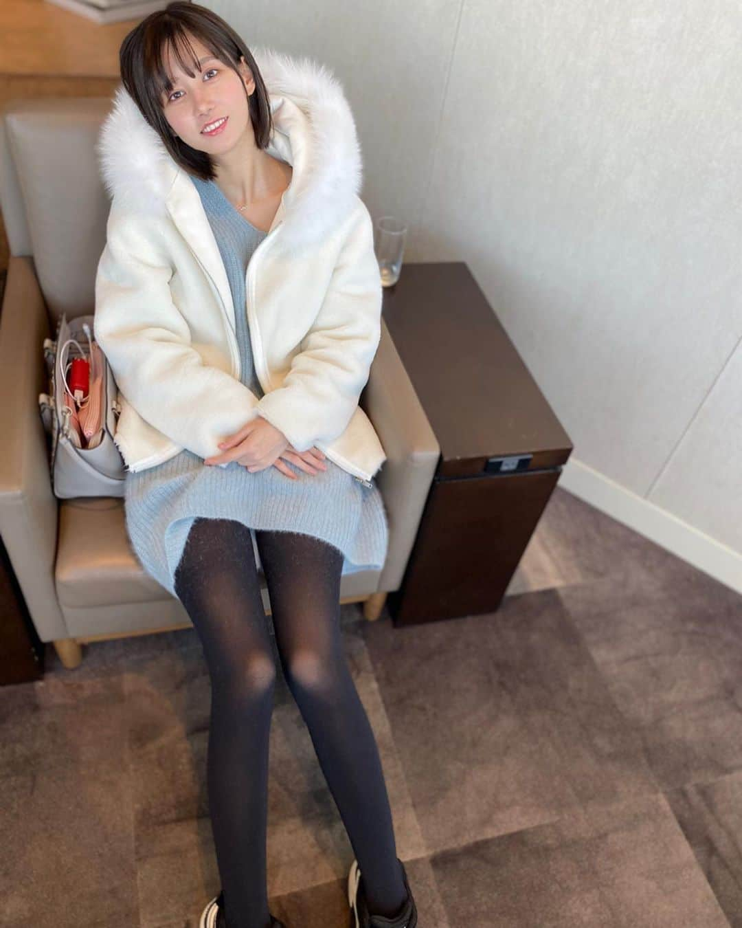 ゆきりぬさんのインスタグラム写真 - (ゆきりぬInstagram)「出国前の服装〜！ コートは韓国で買ったんだけど、ロッテ免税店にある　@visitinnewyork_official ってお店で買ったよ。3万円くらいかな？ ちょっと高いけどファーがついてて暖かいし、実はリバーシブルになっててすごく便利なんだ！ 着心地も良くて買ってよかった！！ 今度出す予定の購入品紹介の動画でも詳しく説明するね〜🙆‍♀️ . . 中のワンピースは @snidel_official のだよ。寒色大好き笑 セーターワンピースは締め付けもないしラクチンだからこういう旅行には持ってこい！ シンプルながら丈感も可愛くてさすがsnidelって感じのお洋服です！笑 . . 足元のダッドスニーカーはお決まりの @nakedwolfe だよ。 たくさん歩く時やさっと出る時はいつもこれ。すごく履きやすい！ 気づくとこればっかりになっちゃうのがたまにキズ。。 . . #visitinnewyork #snidel #nakedwolfe #ana  #台湾  #コートコーデ #ワンピースコーデ #旅行コーデ」12月2日 21時42分 - yukirin_u