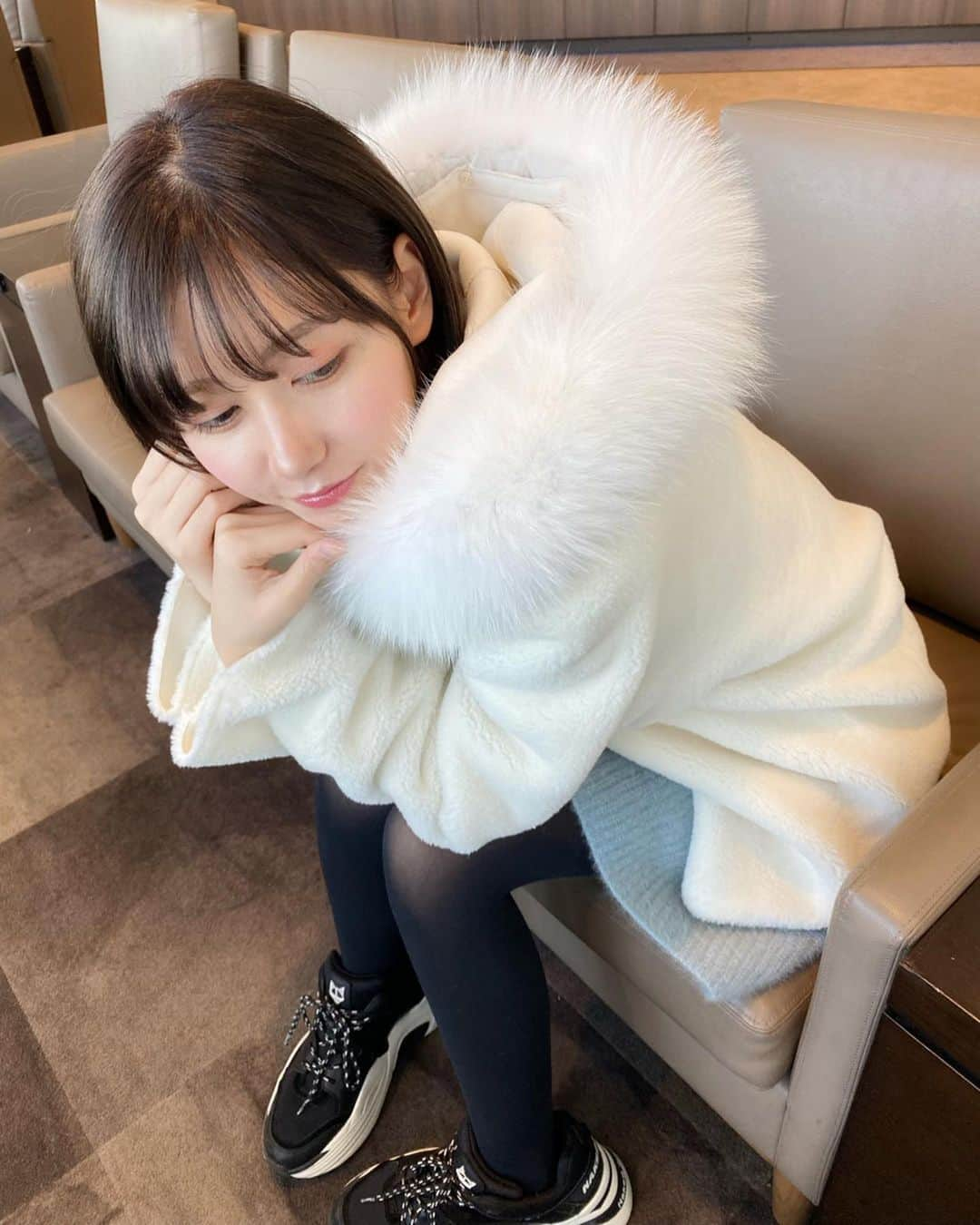 ゆきりぬさんのインスタグラム写真 - (ゆきりぬInstagram)「出国前の服装〜！ コートは韓国で買ったんだけど、ロッテ免税店にある　@visitinnewyork_official ってお店で買ったよ。3万円くらいかな？ ちょっと高いけどファーがついてて暖かいし、実はリバーシブルになっててすごく便利なんだ！ 着心地も良くて買ってよかった！！ 今度出す予定の購入品紹介の動画でも詳しく説明するね〜🙆‍♀️ . . 中のワンピースは @snidel_official のだよ。寒色大好き笑 セーターワンピースは締め付けもないしラクチンだからこういう旅行には持ってこい！ シンプルながら丈感も可愛くてさすがsnidelって感じのお洋服です！笑 . . 足元のダッドスニーカーはお決まりの @nakedwolfe だよ。 たくさん歩く時やさっと出る時はいつもこれ。すごく履きやすい！ 気づくとこればっかりになっちゃうのがたまにキズ。。 . . #visitinnewyork #snidel #nakedwolfe #ana  #台湾  #コートコーデ #ワンピースコーデ #旅行コーデ」12月2日 21時42分 - yukirin_u