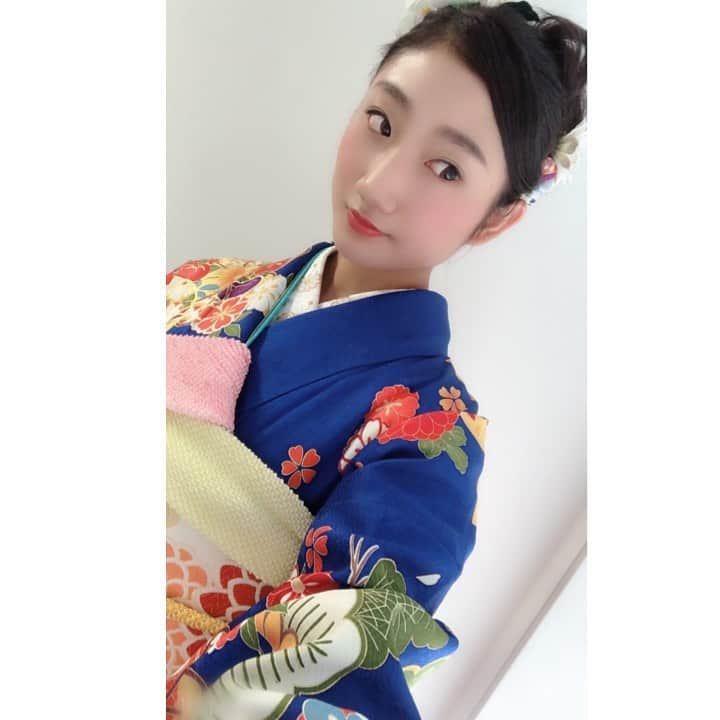 りお（民謡ガールズ）さんのインスタグラム写真 - (りお（民謡ガールズ）Instagram)「前髪なし #振袖ヘア #青 #振袖着ると背筋が伸びる #いつも姿勢気をつけてます #着物着ると気持ちが引き締まる #慣れた #まるやま京彩グループ 様 #着付けの順番も覚えたよ #民謡ガールズ #りお」12月2日 21時47分 - minyo__rio