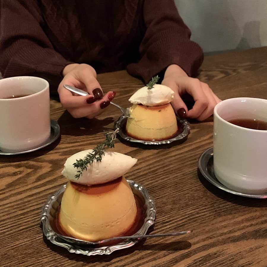 のインスタグラム：「【学芸大学　AWORKS】 チーズケーキ専門店のチーズプリン🍮 ㅤㅤㅤㅤㅤㅤㅤㅤㅤㅤㅤㅤㅤ 🏠#学芸大学　#学芸大学徒歩5分 🚶‍♂️学芸大学駅徒歩5分 📖チーズプリンドリンクセット1100円×2  東京で一番硬いのでは？！ こんなに硬いプリン初めて。 チーズもチーズ感はあまりなくチーズで濃厚さが増してるってかんじ ㅤㅤㅤㅤㅤㅤㅤㅤㅤㅤㅤㅤㅤ  クリームももったり 今まで食べたプリンで一番旨かったです。 普通サイズだけど食べ応えあり。  硬さ、濃厚、中のとろり具合 まじ一番うまい  プリンのセットは1100円だけどチーズケーキセットは980円  月曜土曜日曜は21:30まで営業で夜カフェできる  ケーキテイクアウトの人多い。 プリンはテイクアウトできない。  来るの3回目だけどケーキより満足度高かったわ  雰囲気めっちゃいい 音楽もいい。オシャレ ここ夜カフェデートしたら完璧。 18:30行ったら空いてたよ〜  罪がないのって最強だよね！ オススメ！ ㅤㅤㅤㅤㅤㅤㅤㅤㅤㅤㅤㅤㅤ  水曜木曜はお休み  東京都目黒区中央町２丁目２３−２０」