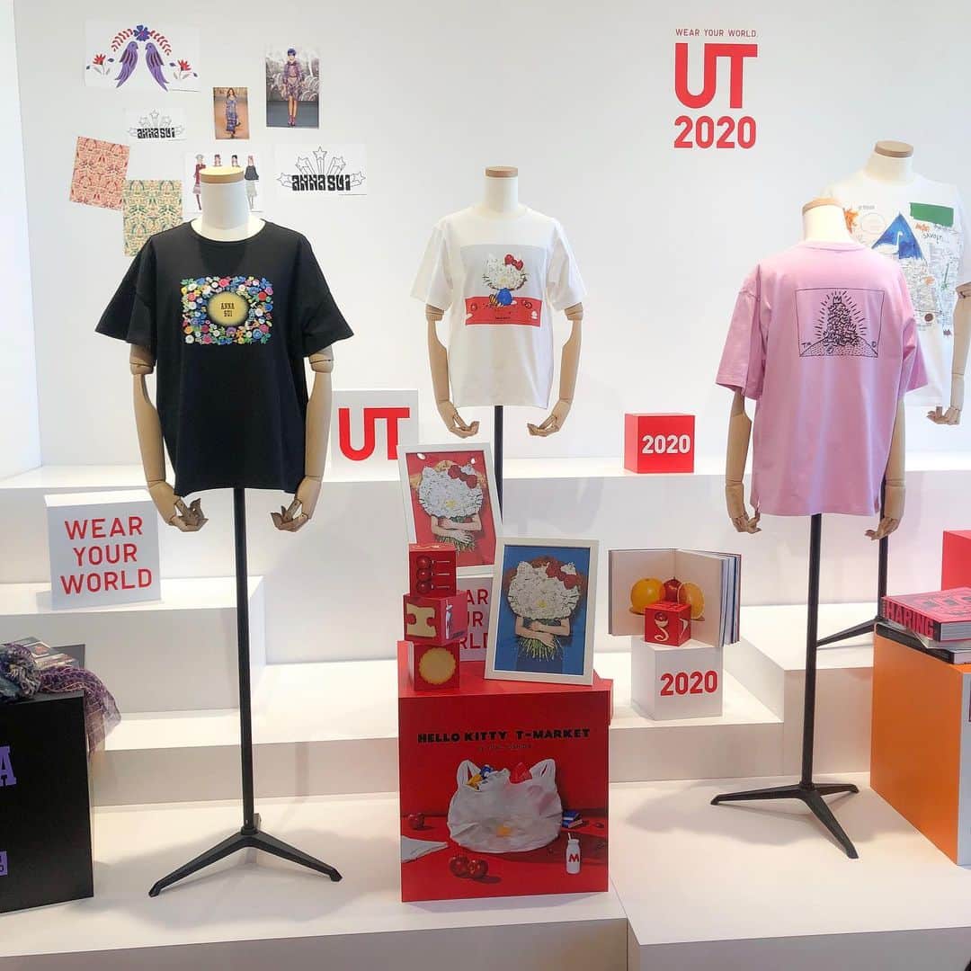 のインスタグラム：「ㅤㅤㅤㅤㅤㅤㅤㅤㅤㅤㅤㅤㅤ ㅤㅤㅤㅤㅤㅤㅤㅤㅤㅤㅤㅤㅤ UNIQLOの2020SS展示会に 遊びに行ってきました❤︎ ㅤㅤㅤㅤㅤㅤㅤㅤㅤㅤㅤㅤㅤ 今年のUTは キティちゃんと吉田ユニさんのコラボだったり、 アナスイだったりでさらに可愛くなってた！ ディズニーはUTにしか使えないデザインらしく （ライセンスの関係みたい！） ディズニー好きな人は見てみてほしい❤︎ 一番最後に動画載せてます！ ㅤㅤㅤㅤㅤㅤㅤㅤㅤㅤㅤㅤㅤ わたしの大好きなUniqlo Uは レディースはペールトーン、 メンズはテラコッタとかの茶色系が 多いみたいで可愛かった❤︎❤︎ このデニムのショーパン欲しい…！ ㅤㅤㅤㅤㅤㅤㅤㅤㅤㅤㅤㅤㅤ このカーディガンがね、 すごくすごく可愛くてね、 ショート丈で袖が長くてね、 でも中にオーバーサイズの分厚いニット 着てるから可愛さが伝わらない、、 ㅤㅤㅤㅤㅤㅤㅤㅤㅤㅤㅤㅤㅤ あとキャップの調節のところが レザーになってて最高…！ 絶対欲しい！！ ㅤㅤㅤㅤㅤㅤㅤㅤㅤㅤㅤㅤㅤ アノラックパーカーはメンズのだけど 裾絞れるし女子が着てもかわいい❤︎ 緑もあったよ〜〜！ 3990円+税です！ ㅤㅤㅤㅤㅤㅤㅤㅤㅤㅤㅤㅤㅤ 画像の順番バラバラで見にくくてごめんなさい！ ㅤㅤㅤㅤㅤㅤㅤㅤㅤㅤㅤㅤㅤ #uniqlo #uniqlou #uniqlo2020ss #展示会」