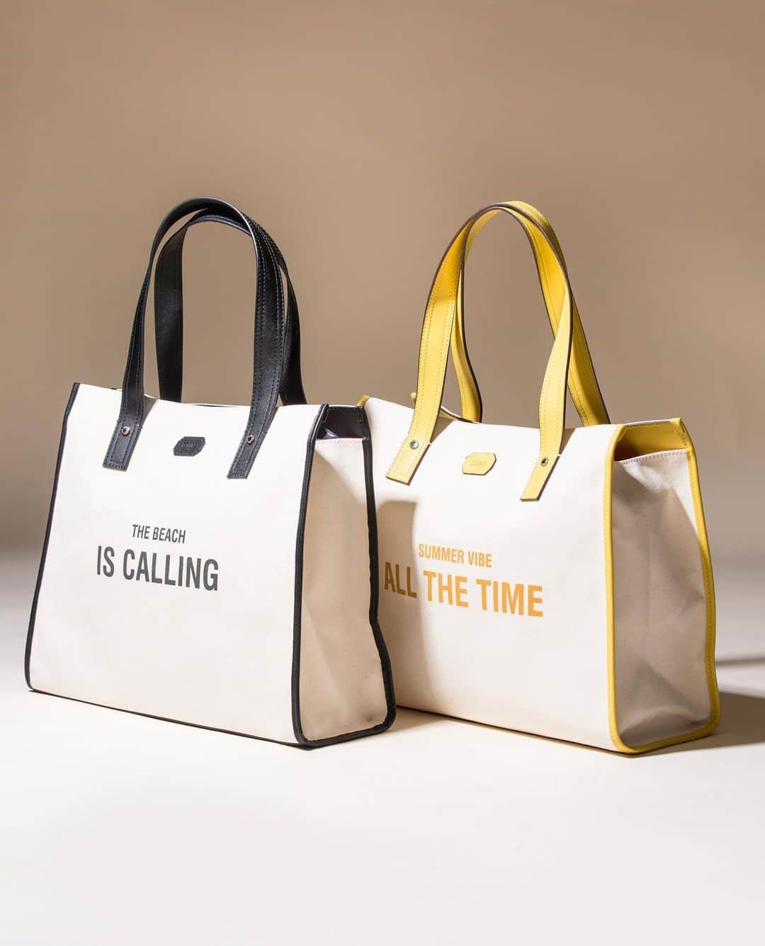 Schutzのインスタグラム：「SUMMER IS CALLING 💛 #schutzhandbags #schutzhighsummer」