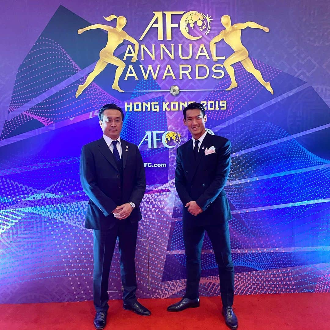 槙野智章さんのインスタグラム写真 - (槙野智章Instagram)「2019 AFC AWARDSの表彰式の為に 香港に来ました。 今年1年の中のアジア年間MVPをかけノミネートされましたが、残念ながら選ばれませんでした。 素晴らしい場所にこうやって、 大槻監督と来させて頂きまた大きな刺激をもらいました。 また、ここに呼んでもらえるように毎日努力しないとだ。 さて、日本に向けて帰ります！  @berluti  #afcawards2019  #urawareds #makino #berluti」12月2日 21時58分 - makino.5_official
