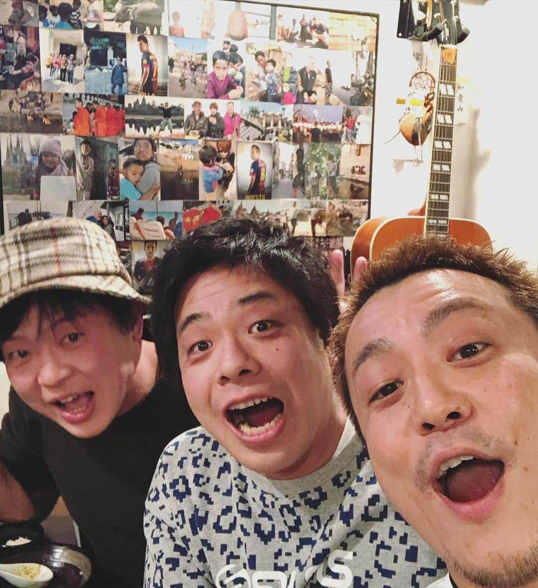 藤田裕樹さんのインスタグラム写真 - (藤田裕樹Instagram)「難波で最強のイタリアン【PIENO】のシェフである濱西さんが、仕事を辞めて故郷に移住するとのことで、急遽空いた時間に誘い出して送る会を！﻿ ﻿ 8年前ぐらいから通い続けて、仲良くなった濱西さん。童顔フェイスとは裏腹に振る舞われる情熱の料理の数々。﻿ 芸人のオーディションライブでうまく行かない日も、ご飯だけは美味いものを、と毎週のようにピエーノに行ってました。﻿ ﻿ 大阪の同期の女芸人や、ミキの二人もよく通ってて、亜生に初めてメシをご馳走したのもピエーノでした。﻿ 見てるか！亜生！こーせい！﻿ @aseihurricane @mikikousei ﻿ ぼくのインスタの1投稿目はピエーノの写真。﻿ しかも、ずーっと髪を切ってくれてる高校の同級生くわ @kuwa_bangs が当時の彼女（今の嫁さん）を初めて僕に紹介してもらった時に撮った写真が僕の1投稿目です。﻿ ﻿ その3人で昔話に花を咲かせ、元気にしてたらまた会えるよね、と笑顔で別れました。﻿ ﻿ これからもピエーノに行くことはあると思いますが、やっぱりちょっと寂しいのは否めないです。﻿ ﻿ 濱西さん、ご家族みんなお元気で！﻿ ﻿ #PIENO﻿ #ピエーノ﻿ #激うま激コスパ激混みイタリアン﻿ #アクアパッツァが凄すぎる﻿ #カルパッチョもうまい﻿ #うにのパスタ最高﻿ #なんばで美味しいとこどっかあるの質問に﻿ #まず答えるとこがピエーノ﻿ #4店舗あるけどいつも混み混み﻿ #スッと入れたら奇跡﻿ #また行きたいな﻿ #世界平和」12月2日 21時58分 - fujiboy0730