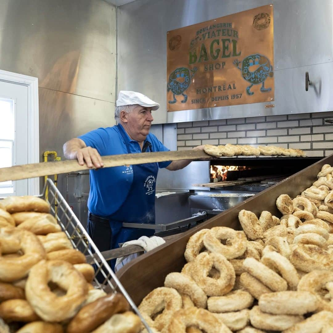 ニューヨーク・タイムズさんのインスタグラム写真 - (ニューヨーク・タイムズInstagram)「According to the owner of Fairmount Bagel, it is the oldest bagel shop in Montreal. “Give me one iota of proof!” said the owner of its rival, St-Viateur Bagel, who says his shop is Montreal’s longest continuously running bagel outfit. These arch-bagel-rivals have been kings of the Montreal bagel scene and have united against a common threat: environmentalists who want to abolish the pollutant-producing ovens where the bagels are made. Tap the link in our bio to read more from @dan_bilefsky on Montreal’s bagel war. Chris Wattie took this photo.」12月2日 22時01分 - nytimes