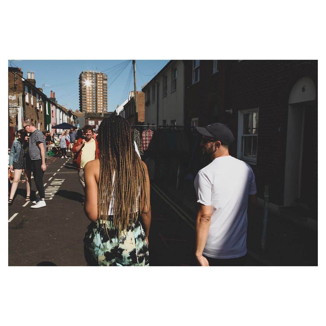アヌーシュカのインスタグラム：「#BrightonLaines is arguably the best spot in town and kind of where is all began for us.」