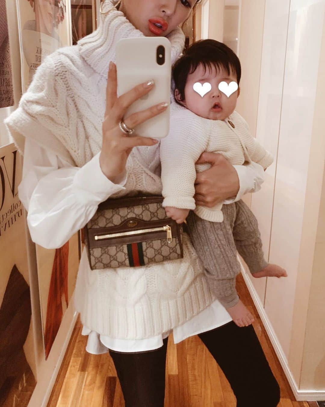 asami0510のインスタグラム：「娘とたまにはコーデショット撮ったら、あれ、、www みたいになった笑笑 ほんとは👶帽子と靴下も履いてたの笑笑 ニットでなんとなく私のコーデと合ってたから思い出に残しとこw🤣💕 #baby #babyfashion #fashion #coordinate #生後4ヶ月 #女の子ママ」