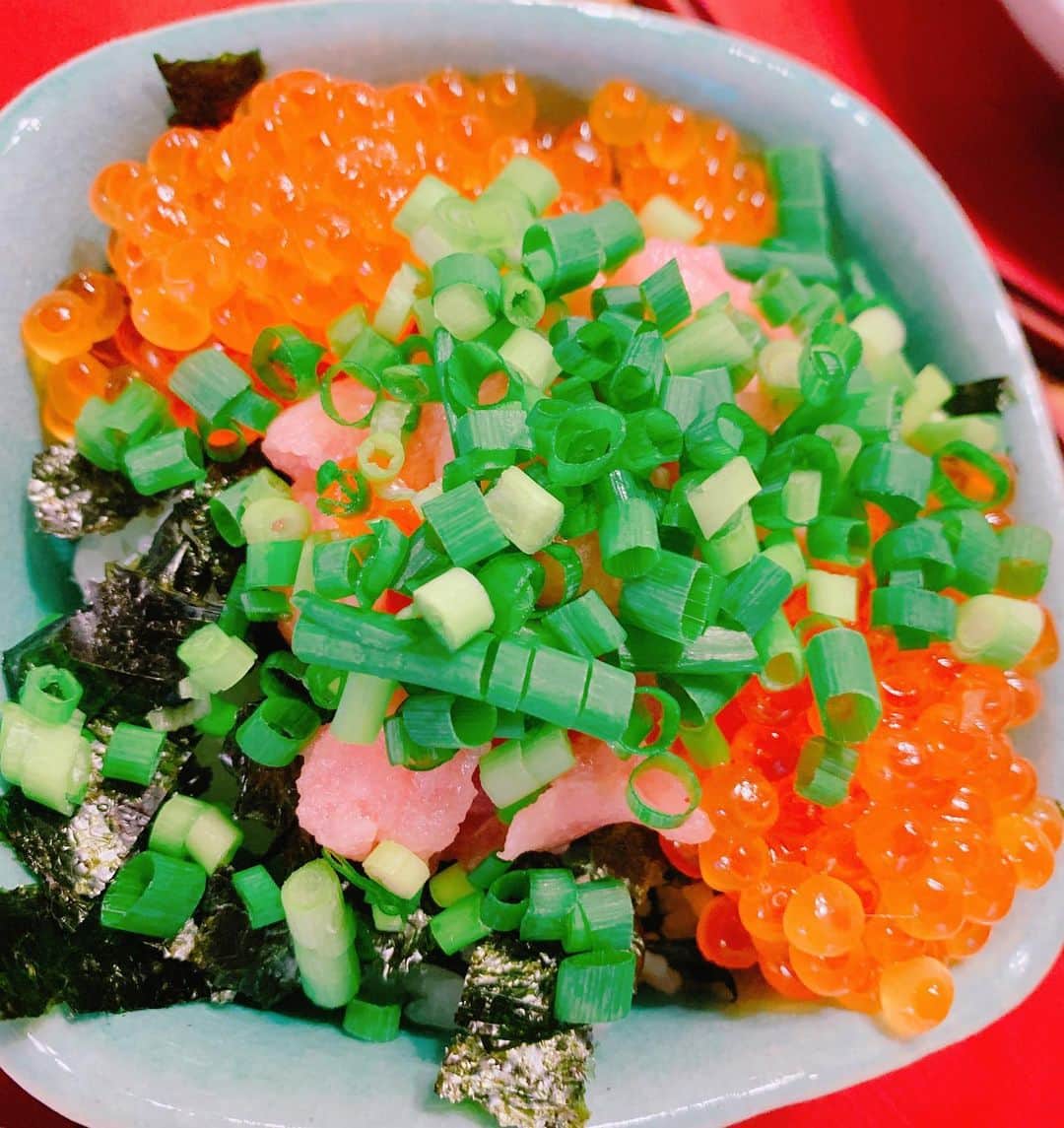 小田島沙知（かぎしっぽ）のインスタグラム：「久しぶりの実家飯！ はぁーやっぱり実家のご飯は最高です！ インフルエンザの注射も打った事ですし今年も健康で終わりそう(￣▽￣) #かぎしっぽさち #久しぶり #実家飯 #いくら #ネギトロ #白子 #ブロッコリー #ゆで卵 #健康的 #インフルエンザ予防接種  #大事」