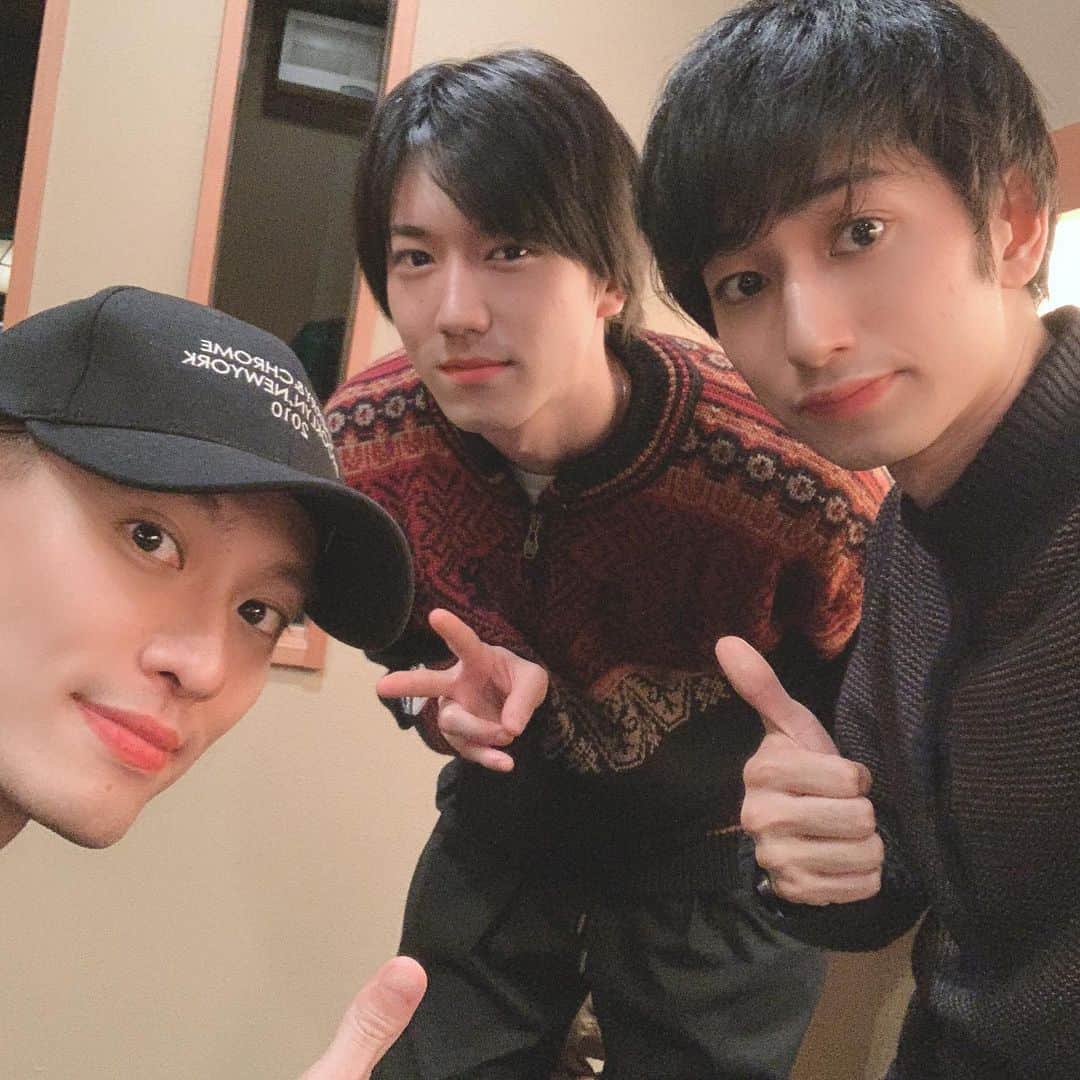 戸谷公人のインスタグラム：「可愛い後輩が増えました（笑） #エドアス #蕎麦巡り #稽古場楽しい #コメディって良いね #最近寒すぎて」