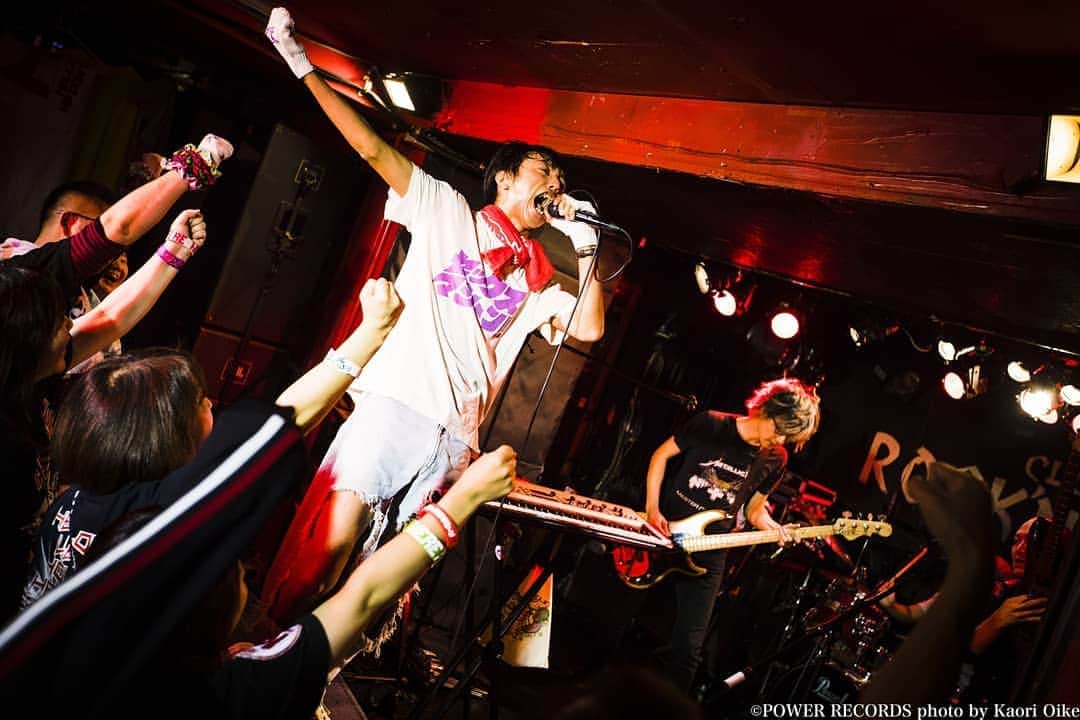 のインスタグラム：「名古屋クラブロックンロールの27周年をお祝いしてきました🎊 音頭とってくれたHEREの皆さん誘ってくれてありがとうございました🙇 みそっかすとも久しぶりの対バン楽しかったです✌️ 次の名古屋は年明けの「みそフェス2020」😆 撮影:@oikekaori  #セクマシ!! #セックスマシーン!! #圧倒的な存在感 #世界一長いマイクケーブル #WOW #sexmachine #名古屋 #clubrocknroll」