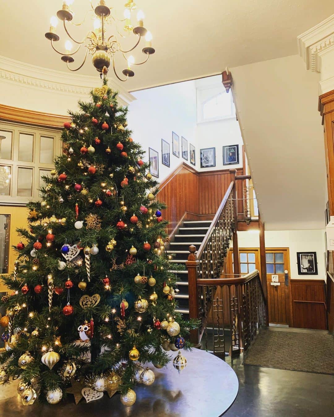 のインスタグラム：「Beginning to feel like the Holidays here in London!」