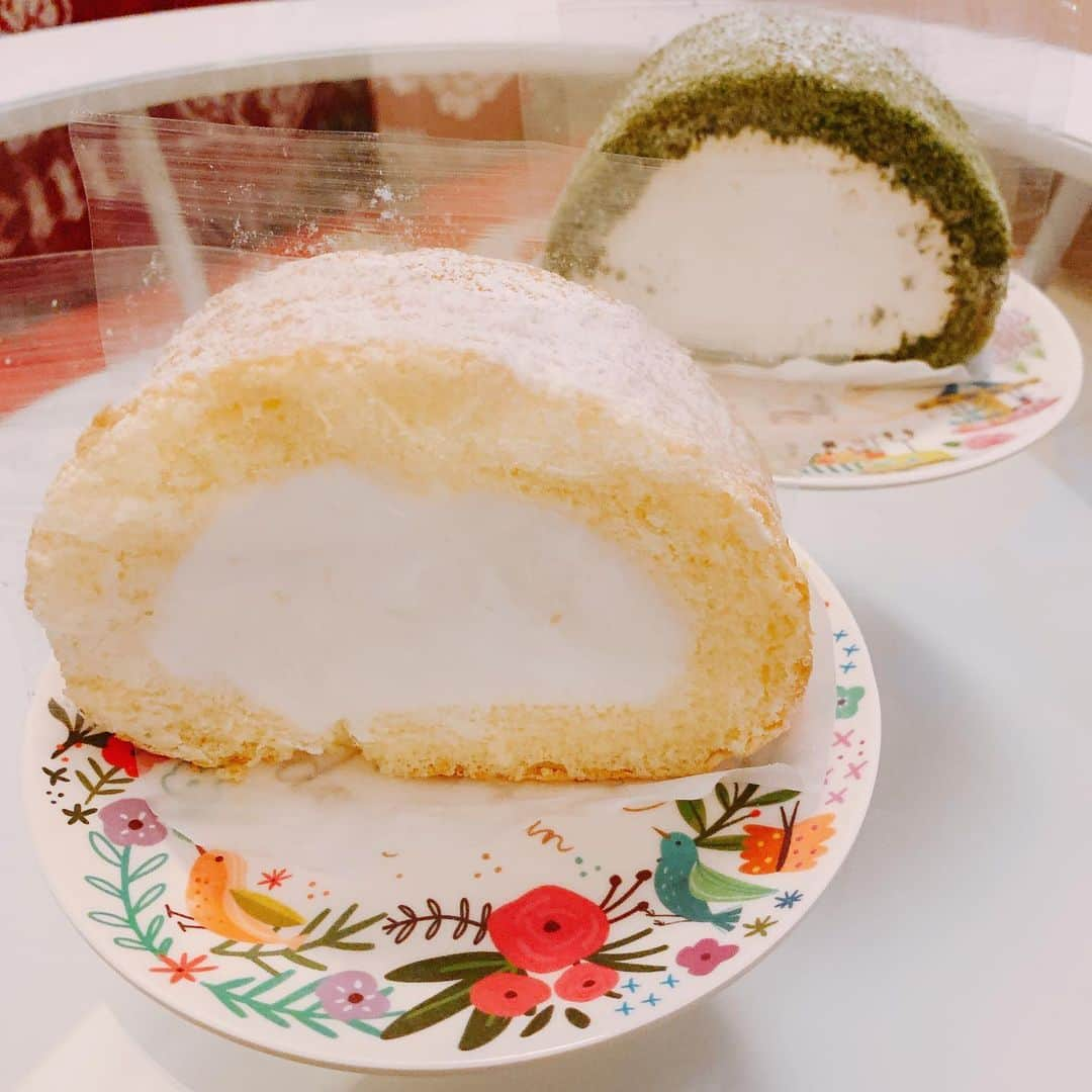 石井あみさんのインスタグラム写真 - (石井あみInstagram)「セブで食べられる堂島ロール。 Dojima roll🍰  かえってホンモノの堂島ロールが恋しくなるというリスクがありますが、 それでもフワフワで、クリームも生クリームではないけれど、近づけてはいます！  最近セブでは抹茶ブーム。 なにかとMACCHA🍵 抹茶ロールも美味しかったですよ。  こちらのカフェはthe SPACEにあります。SPACEといえば、もうすぐスーベニアショップがオープン！ 世界に１つのセブグッズが買えますっ。 おたのしみに。  #急に宣伝ぶっ込んで来た #cebuandco ◇─◇─◇─◇─◇─◇─◇─◇─◇─◇─◇─◇─◇─◇─ ［セブ島留学ならCEBUYOLO］ セブ島留学をサポートさせて頂いています。 無料相談はDM、メールにてお待ちしております✰プロフィールからHPに飛べます。 #cebu#セブ#cebuyolo#セブヨロ#セブ島留学#セブ留学#セブ島親子留学#語学留学#母子留学#親子留学#세부#セブ移住#セブ島移住#セブライフ#cebulife#セブグルメ#セブ在住#英語教育#セブ島教育移住#セブ生活#セブ子育て#海外子育て#セブママ#セブ島赤ちゃん連れ#セブ島子連れ#セブカフェ#セブ土産 ◇─◇─◇─◇─◇─◇─◇─◇─◇─◇─◇─◇─◇─◇─」12月2日 22時17分 - ami_cebuyolo