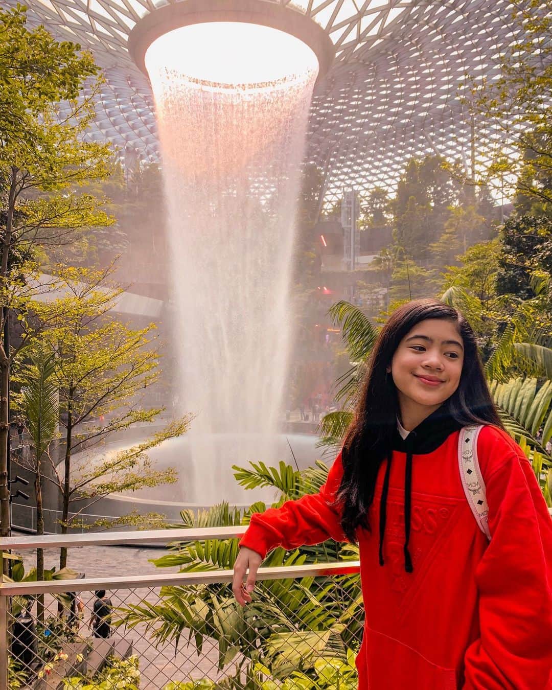 Niana Guerreroのインスタグラム：「what is up singapore!!! 🤣🇸🇬」
