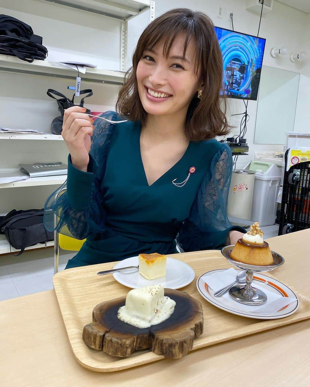 のインスタグラム：「昨日の 初耳学では贅沢にチーズデザートが３つも🍮✨わたしも甘えて収録終わりに🤤 #初耳学」