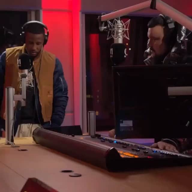 ファボラスのインスタグラム：「FIRE IN THE BOOTH on the way!!! 🔥 @beats1official  Shoutout @charliesloth for the check in while he was in NYC!! #PainFreestyle #FireInTheBooth  #SummertimeShootout3 Available NOW on @applemusic」