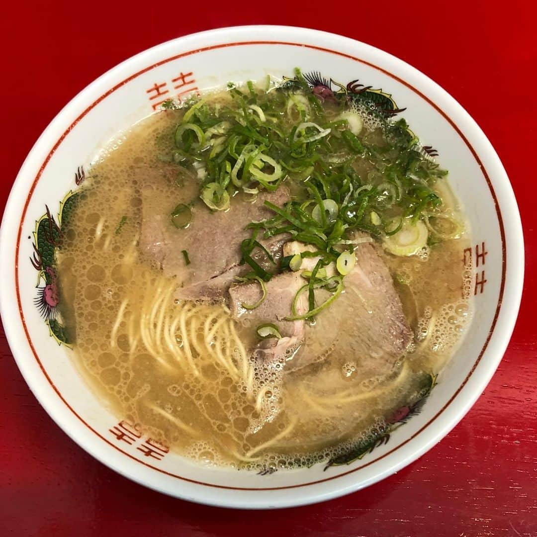 有江嘉典さんのインスタグラム写真 - (有江嘉典Instagram)「駒や/ラーメン ツアー中では中々行けない方面へ思いきって足を伸ばす。気になって行ってみたかったお店。替玉は話題の唐辛子練込麺で。辛味を絶妙な所で止めている所はさすが。この麺の時はスープとのバランスを良くするためにラーメンダレを足してゴマをかけると◎。 ①Overall picture of ramen(全体像) ②Shop front(店構え) ③Soup like a waterfall. The oil polka dot shape is very beautiful.  This may be a good balance with the soup.(スープを滝のようにする。オイルの水玉の形が非常に美しい。スープとのバランスが良い証拠かもしれない) ④Lift noodles. Very delightful noodles that cut off.  It looks like a girl who jumps lightly on the meadow. (麺を持ち上げる。パツンと切れる非常に小気味良い麺。草原を軽やかに飛び跳ねる少女のようだ) ⑤roasted pork fillet. Visual confirmation of the feeling of movement. Although there was little fat, it was soft and quickly lost.  Like a rainbow that disappears right away. (チャーシュー。躍動感を確認。脂は少ないのに柔らかくすぐいなくなった。まるですぐ消えてしまう虹みたいに) ⑥ Additional noodles.  What came after the girl was an exciting and lustrous adult woman.(替玉。少女の次にやってきたのは刺激のある艶めかしい大人の女性だった) ⑦ Lift noodles. Lifted her in a red dress.(麺を持ち上げる。赤いドレスの彼女を持ち上げた)  #福岡 #福岡グルメ #博多 #博多グルメ #福岡ラーメン #豚骨ラーメン #長浜ラーメン #博多ラーメン #馬出 #駒や #ラーメン #らーめん #拉麺 #ramen #麺 #麺スタグラム #ramennoodles #instagood #instafood」12月2日 22時26分 - yoshinori_arie