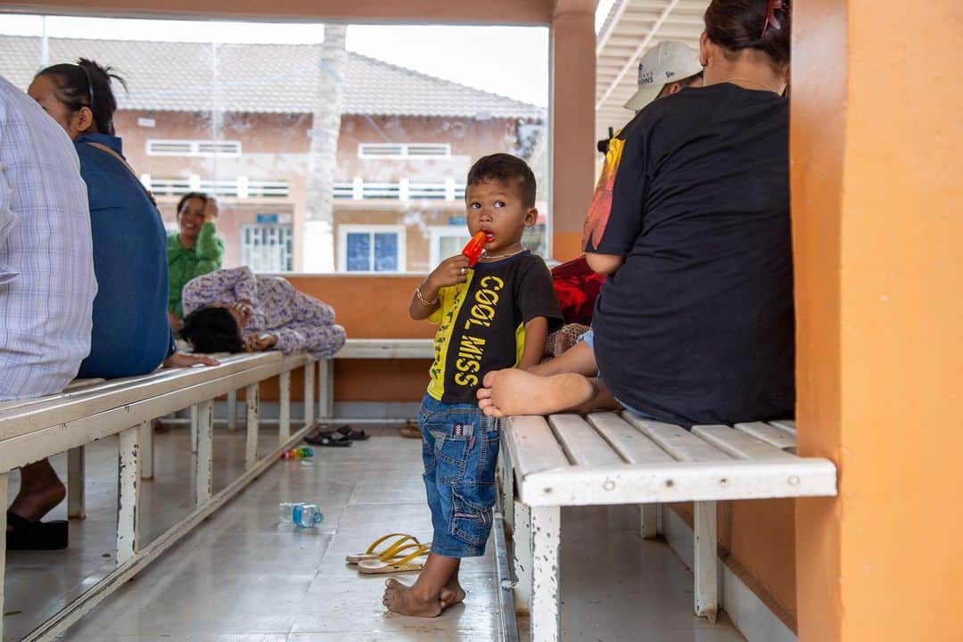Shunsuke Miyatakeのインスタグラム：「A boy eating a popsicle at the reception of a hospital, Oudong, Cambodia」