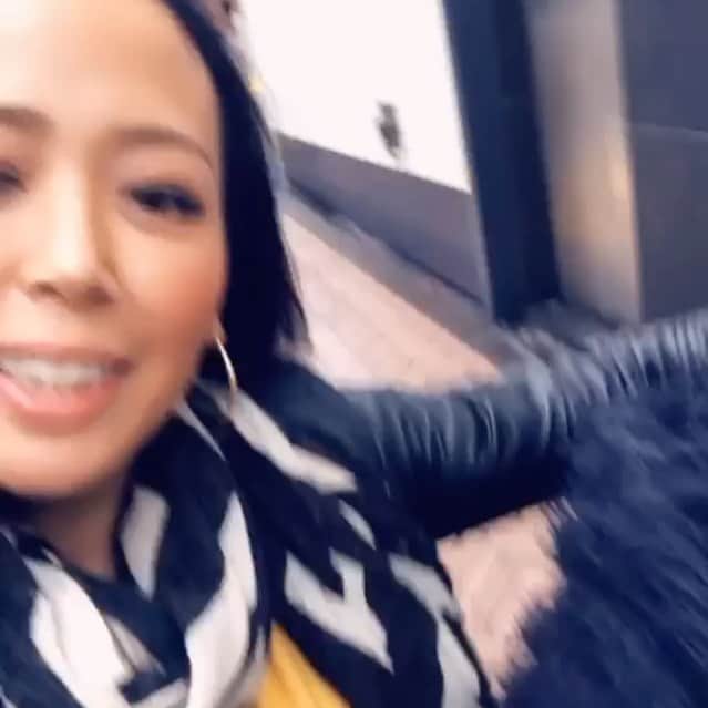 OLIVIAのインスタグラム：「It’s been so great catching up with many of my friends this trip. Here’s one of my bffs Z🥰 🌈#lovehertopieces #strongwomen #lightworker I’m heading home tomorrow. So many people I still didn’t get see but I’ll be back again soon guys. 又すぐ戻って来るね！」