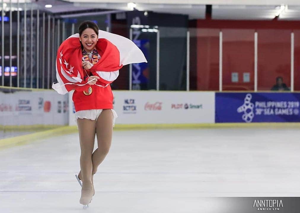 クロエ・イングさんのインスタグラム写真 - (クロエ・イングInstagram)「This gold is for you Singapore.🥇⛸️🇸🇬❤ [#WeRoarAsOne] It's difficult to find where to begin; competing here in Manila at the 30th #SEAGames2019 has been an absolute tremendous experience, a whirlwind of emotions, and a complete blessing. I skated my whole heart out and gave my absolute best, I fought with all my might, and every performance I put out was not only for myself, but for each and every one of you. I hope you could all feel the pure joy and love I have for this sport through my skating. I'm so happy I could come back and win the free program after making minor mistakes in my short. I'm proud I was able to improve my result from the previous games and also put forth a new SEA Games record by 17 points. It wasn't an easy feat and l'm so unbelievably honoured to be able to bring the 3rd gold medal home for Singapore, and to contribute to the #TeamSG medal count at these Games. I've been overwhelmed by the amount of support and encouragement I've received here. Thank you for having me Manila, and thank you for being such a wonderful crowd yet again. I have some of my most cherished moments here, and this week I added one more. I'm ecstatic to see figure skating growing here in South East Asia, I'm thrilled to be a part of the movement, and I'm more motivated than ever to work even harder. Again, big thank you to Singapore, SISA, and SNOC for believing in me and giving me the opportunity to fly our flag as part of the one and only #TeamSingapore. Dreams are achievable, and hard work truly, truly pays off. I love my sport and I love my country. We are all #OneTeamSG. #MajulahSingapura #Singapore #SEAGames #FigureSkating #IceSkating #RoadToSEAGames2019 ⛸: Always @iskateriedell and @johnwilsonblades!❤ 📷: @anntopia @sportsbyannicelynn @sgolympics」12月2日 22時37分 - ing.chloe